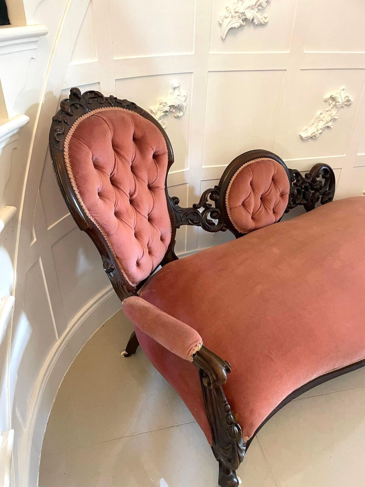 Suite 3 pièces en noyer sculpté de l'Antiquité victorienne du 19e siècle de qualité exceptionnelle en vente 7