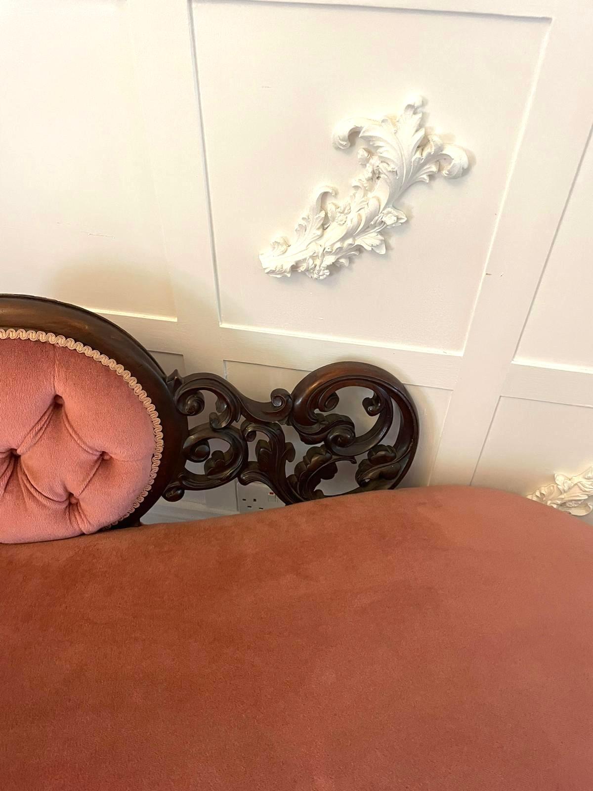 Suite 3 pièces en noyer sculpté de l'Antiquité victorienne du 19e siècle de qualité exceptionnelle en vente 9