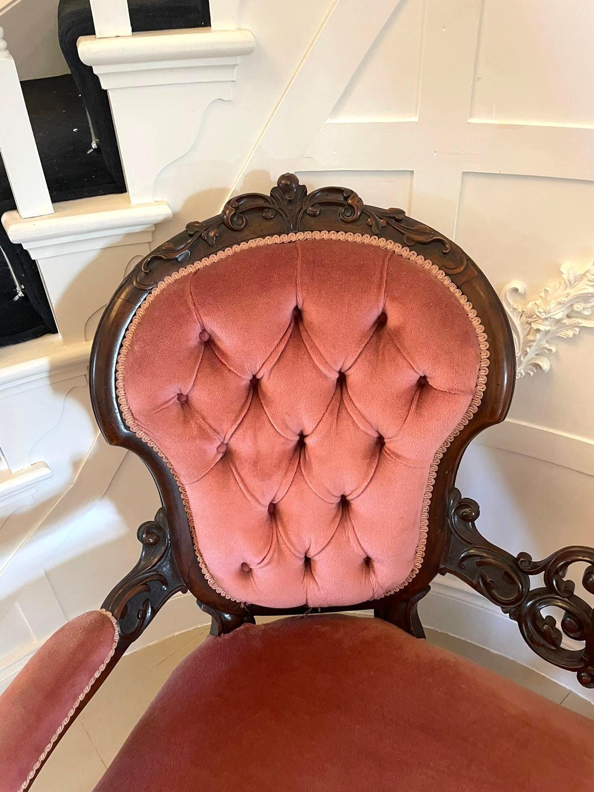 Suite 3 pièces en noyer sculpté de l'Antiquité victorienne du 19e siècle de qualité exceptionnelle en vente 10