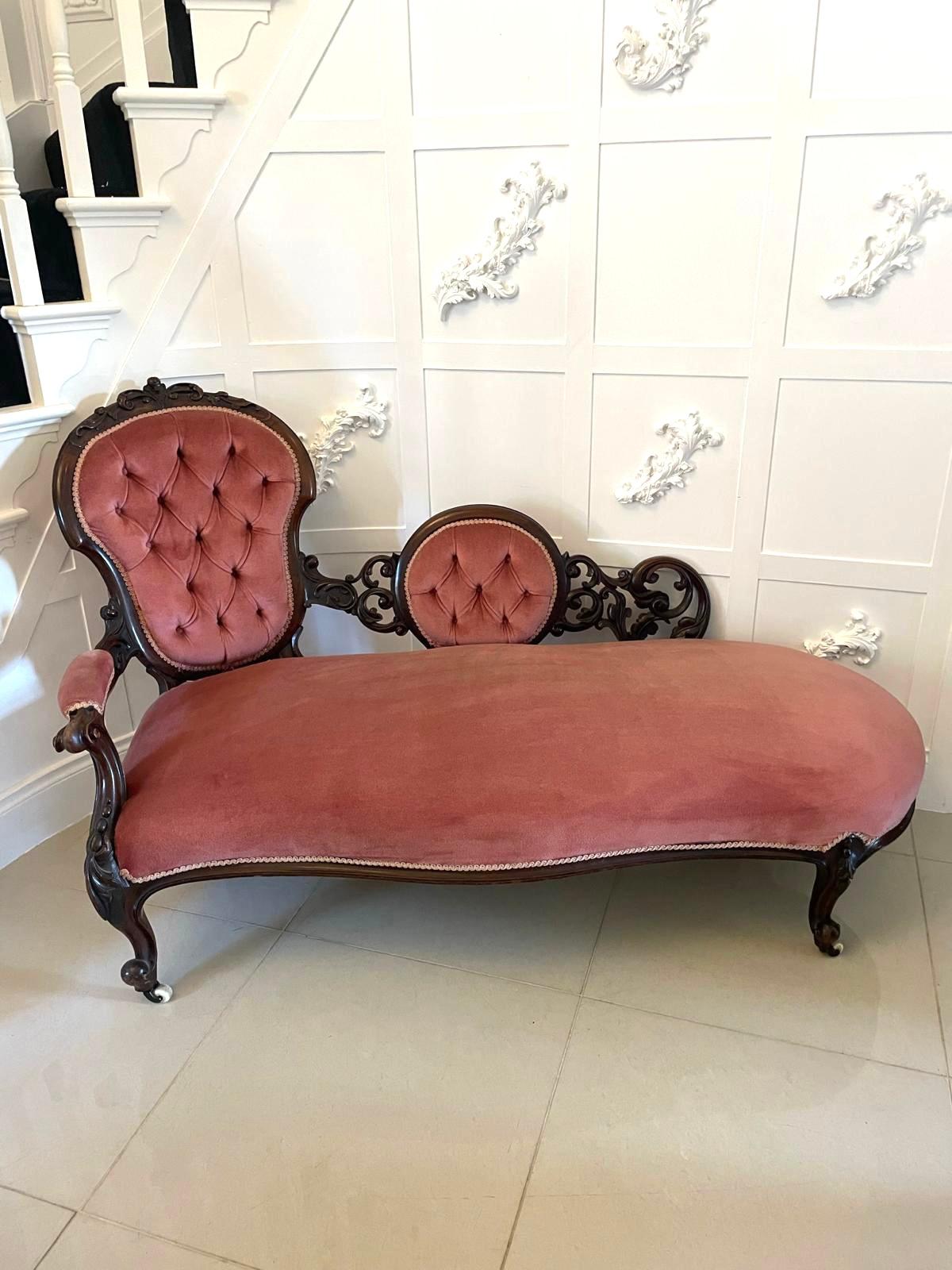 Fantastique ensemble victorien en noyer sculpté du 19e siècle, composé d'une chaise longue en noyer massif sculpté et d'une paire de fauteuils en noyer sculpté pour homme et femme, reposant sur des pieds cabriole en forme à l'avant et des pieds