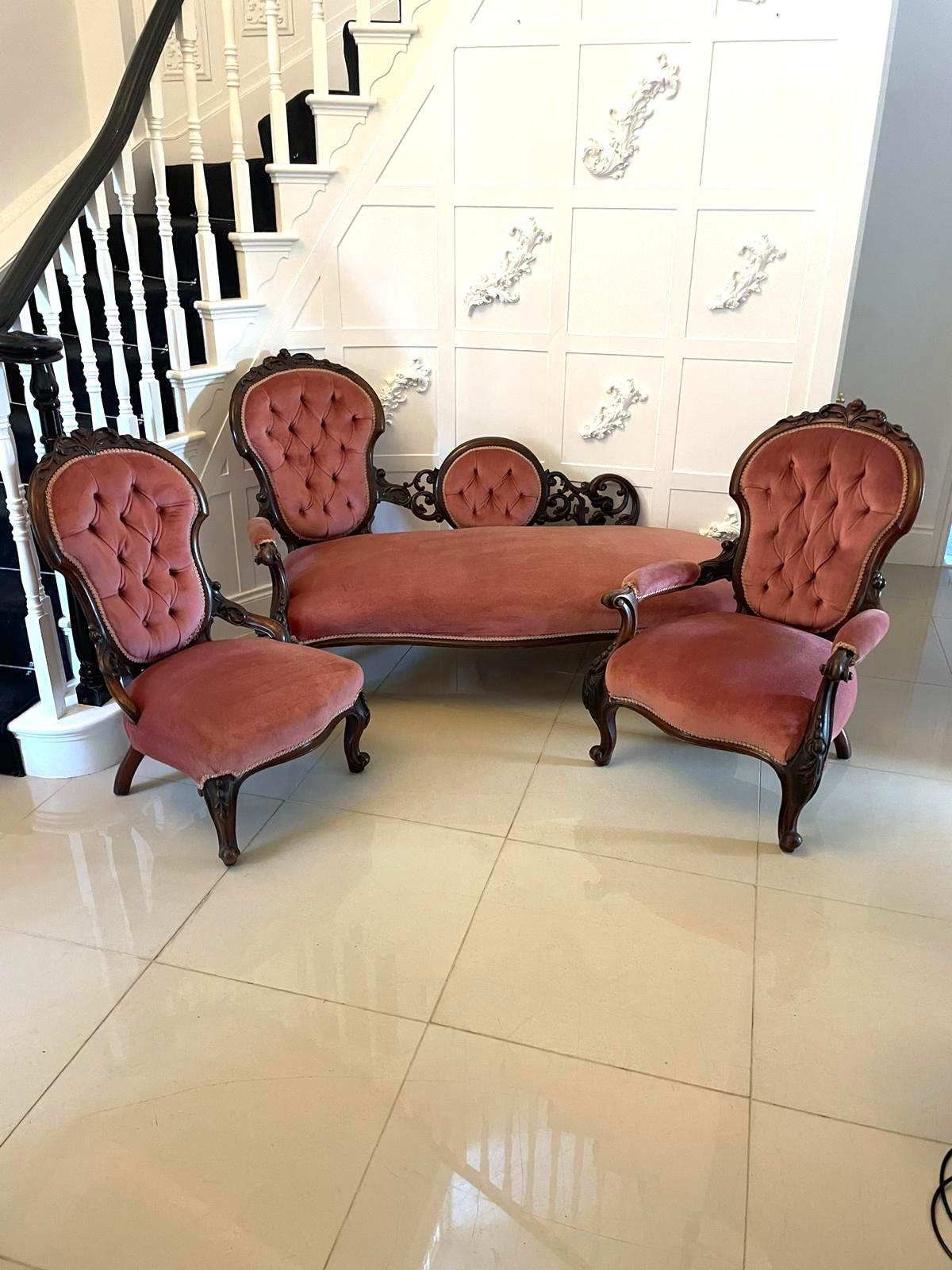 Anglais Suite 3 pièces en noyer sculpté de l'Antiquité victorienne du 19e siècle de qualité exceptionnelle en vente