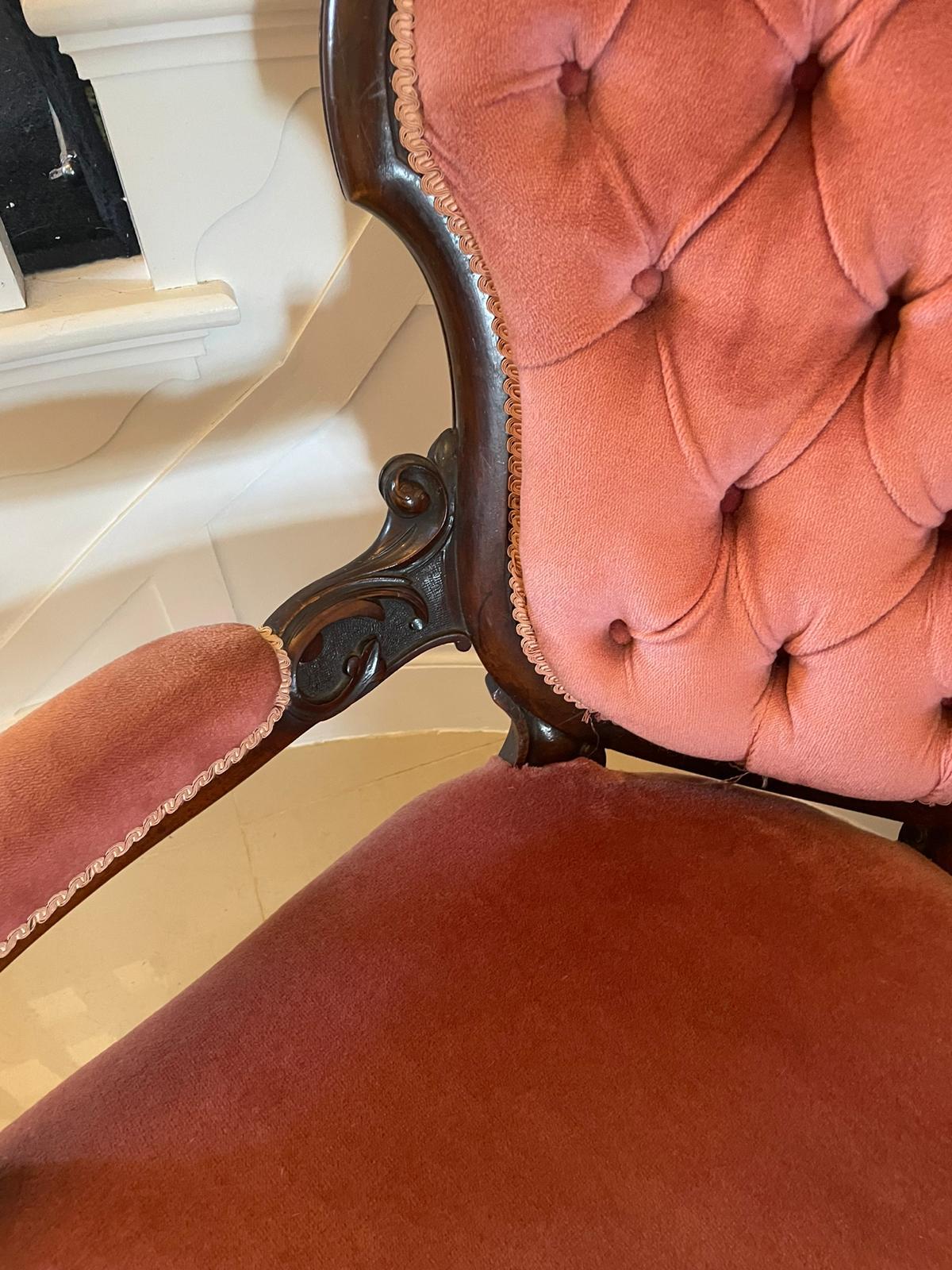 Noyer Suite 3 pièces en noyer sculpté de l'Antiquité victorienne du 19e siècle de qualité exceptionnelle en vente