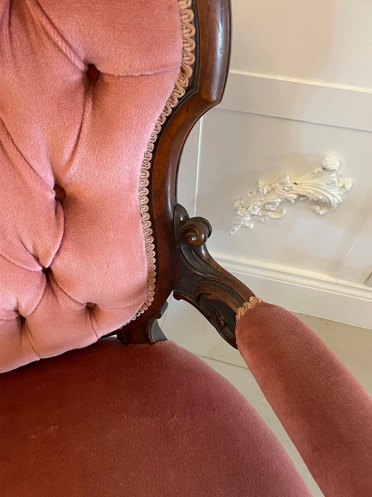 Suite 3 pièces en noyer sculpté de l'Antiquité victorienne du 19e siècle de qualité exceptionnelle en vente 1