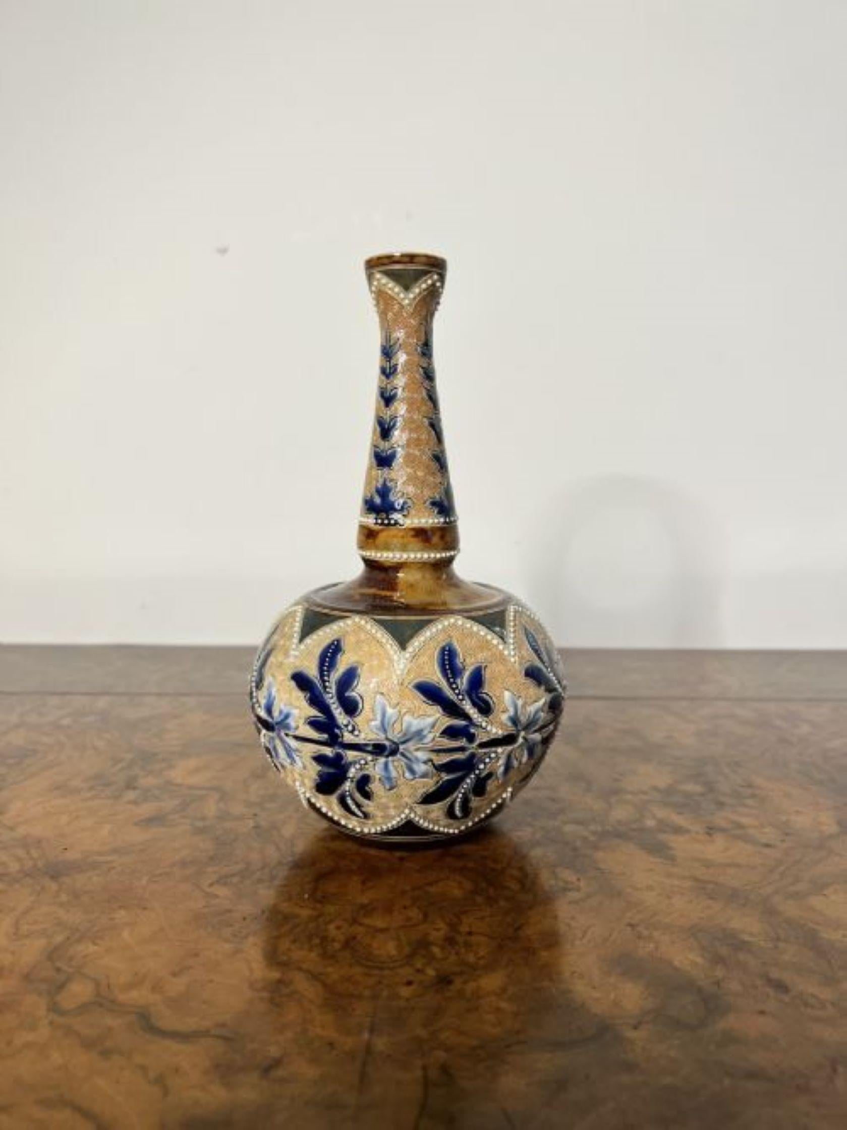 Fantastique vase antique Doulton Lambeth de qualité, ce vase antique Doulton Lambeth réalisé pour l'Art Union de Londres par Emily Stormer a un corps bulbeux avec un col haut et mince avec une fantastique décoration florale dans de merveilleuses