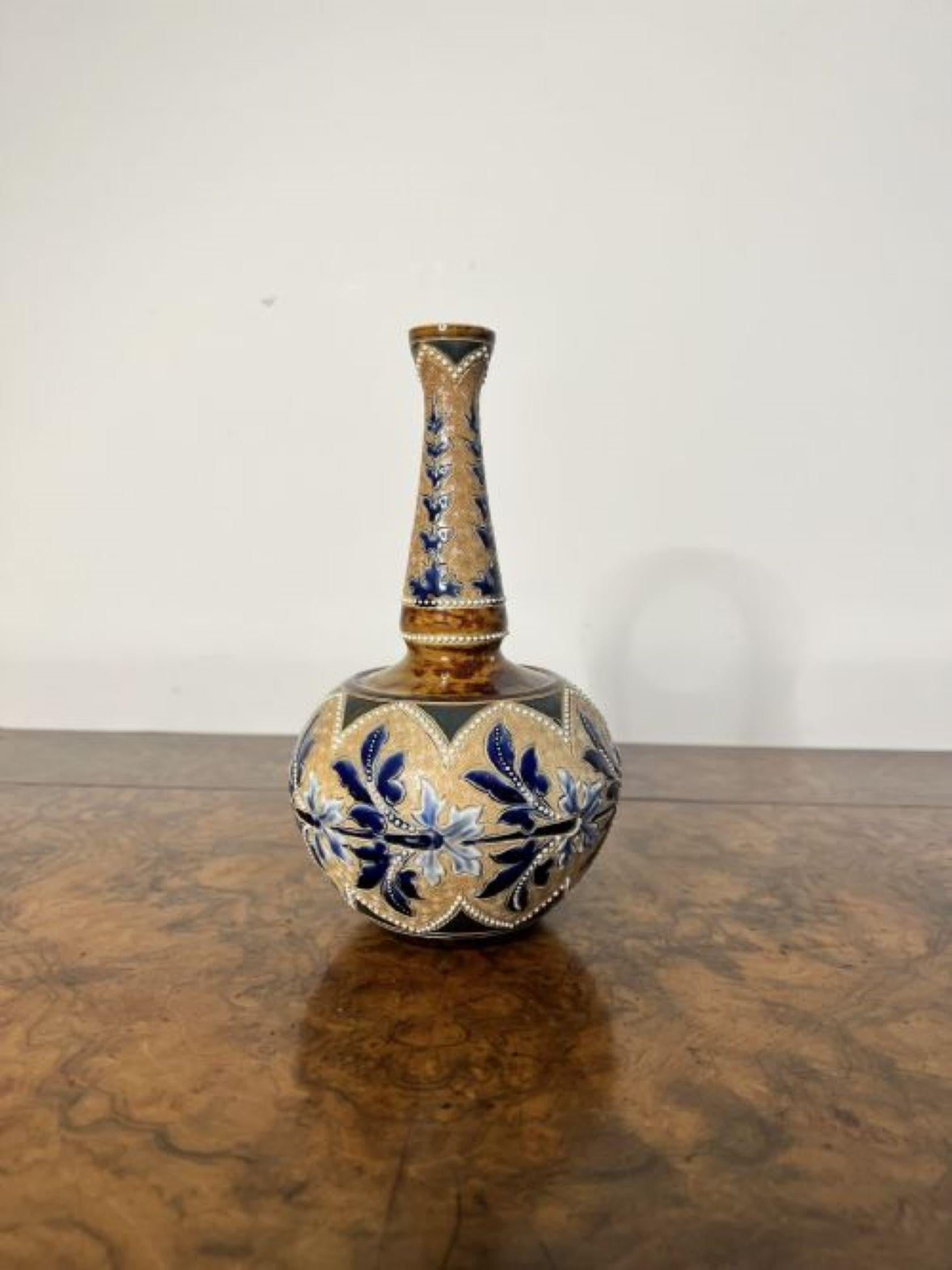 Céramique Fantastique vase ancien Doulton Lambeth d'Emily Stormer  en vente