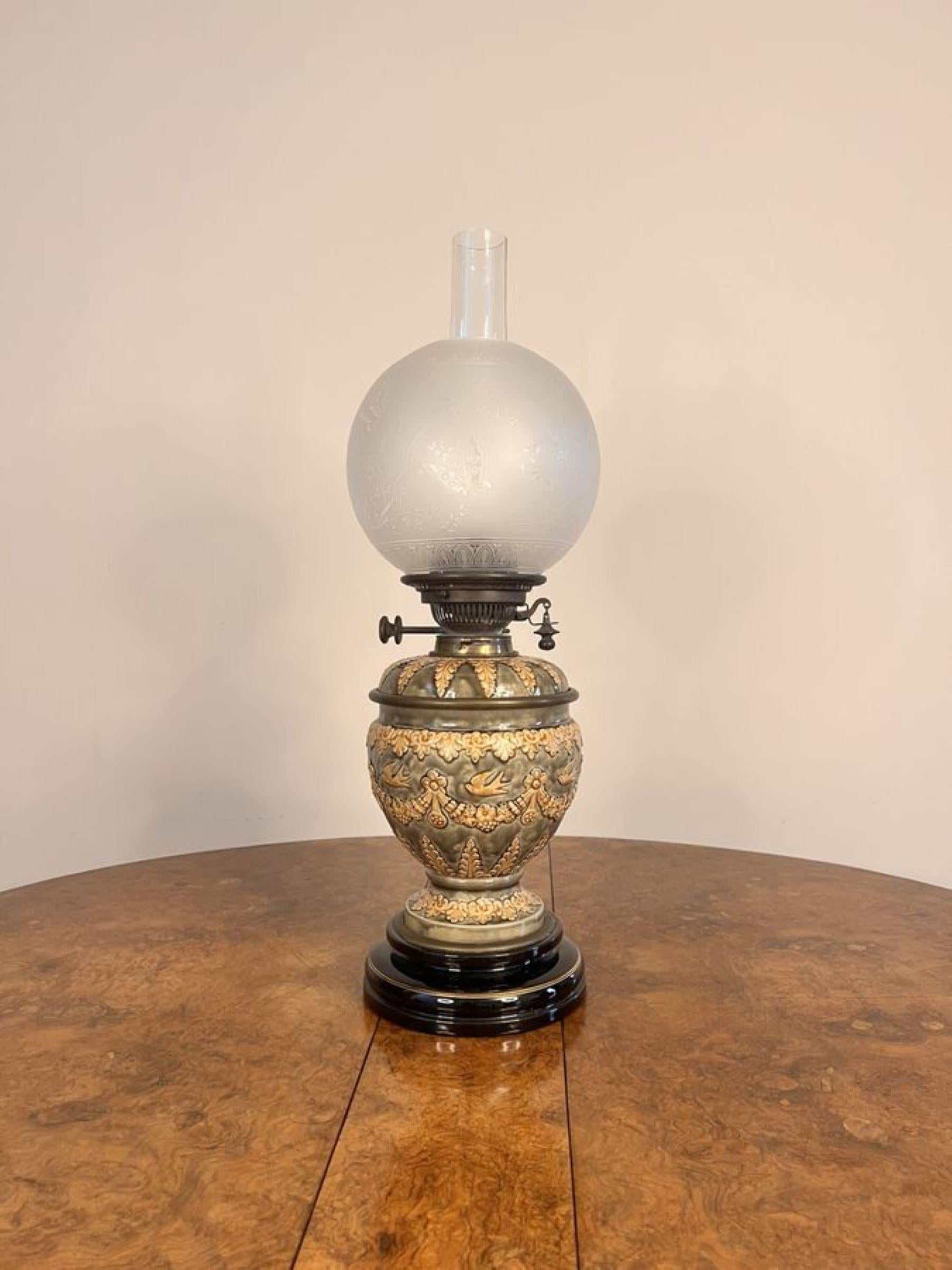 Fantastique lampe à huile victorienne Doulton Lambeth de qualité supérieure  en vente 4