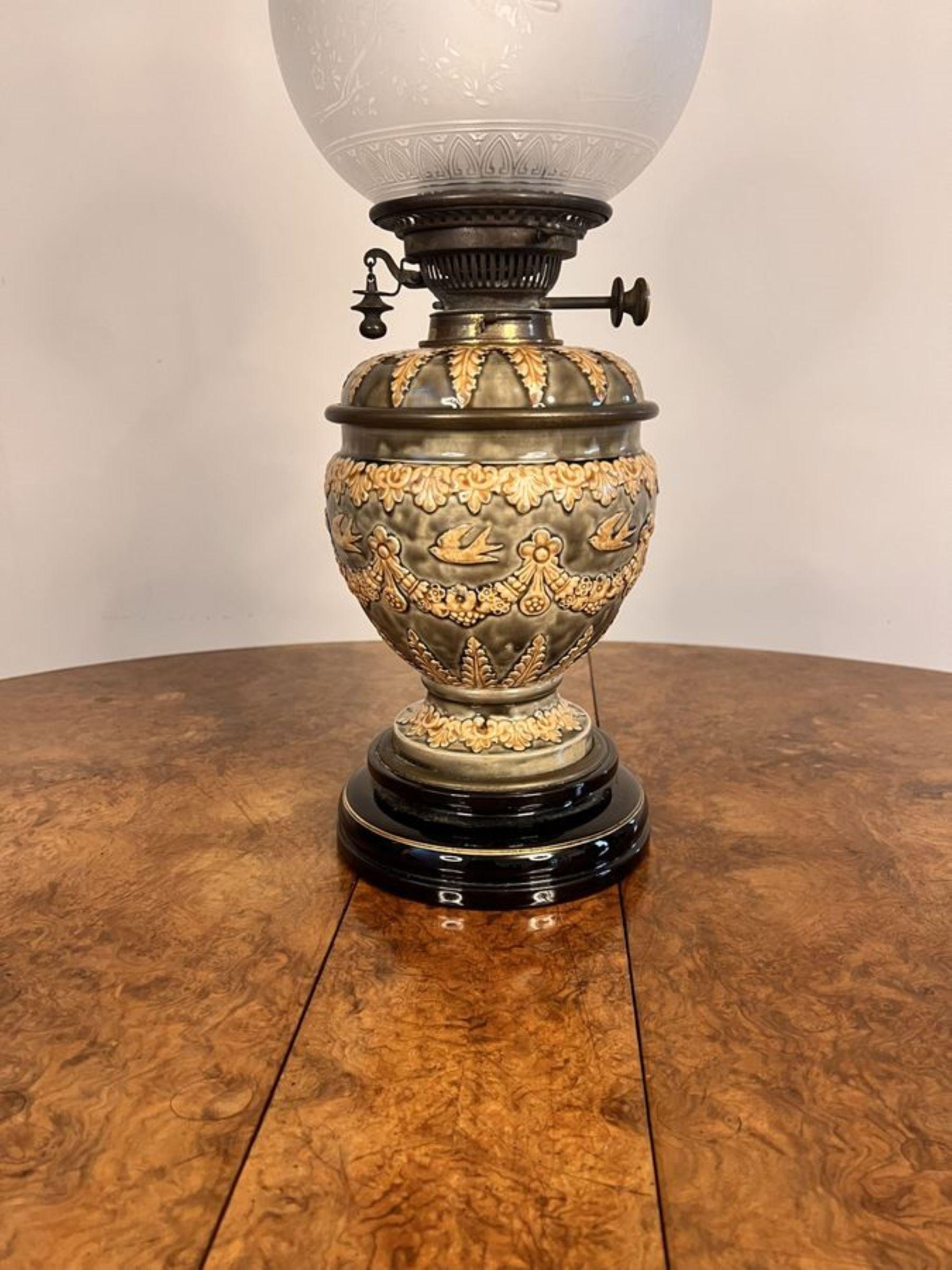 Fantastique lampe à huile victorienne Doulton Lambeth de qualité supérieure  Bon état - En vente à Ipswich, GB