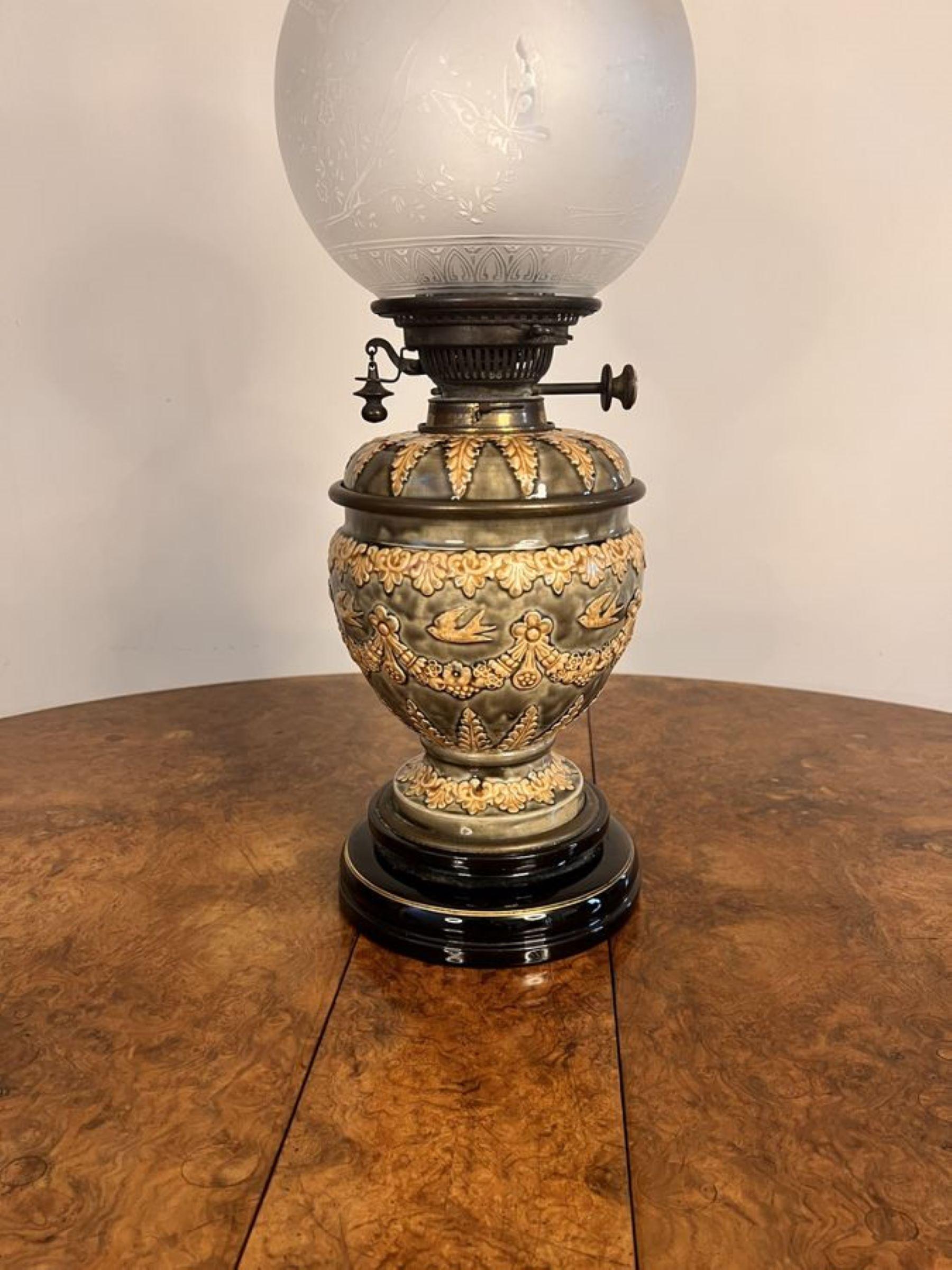 Fantastique lampe à huile victorienne Doulton Lambeth de qualité supérieure  en vente 1