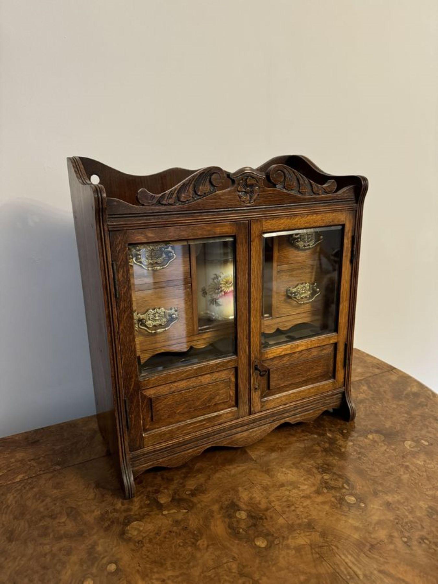 20ième siècle Magnifique cabinet de fumeur en chêne sculpté de l'époque d'Oakities. en vente