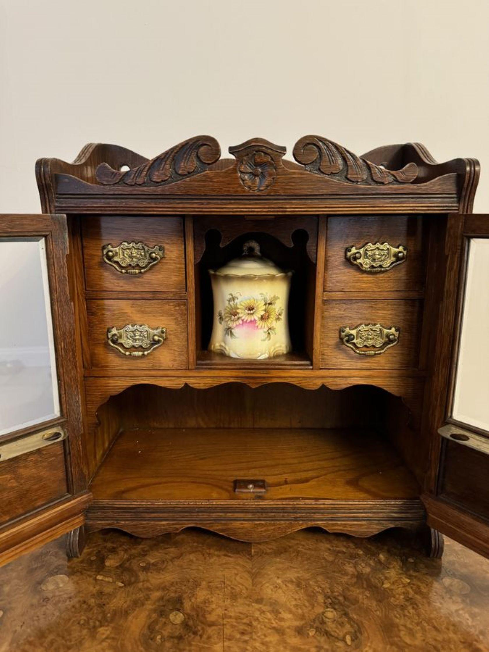 Chêne Magnifique cabinet de fumeur en chêne sculpté de l'époque d'Oakities. en vente