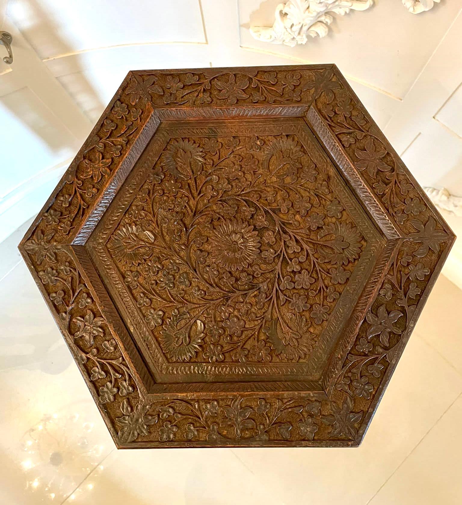 Fantástica jardinera tallada de la época eduardiana que tiene una tapa tallada de calidad en forma de hexágono sostenida por una maravillosa columna tallada en forma de pieza elevada sobre impresionantes patas cabriolé talladas en forma de cabeza de