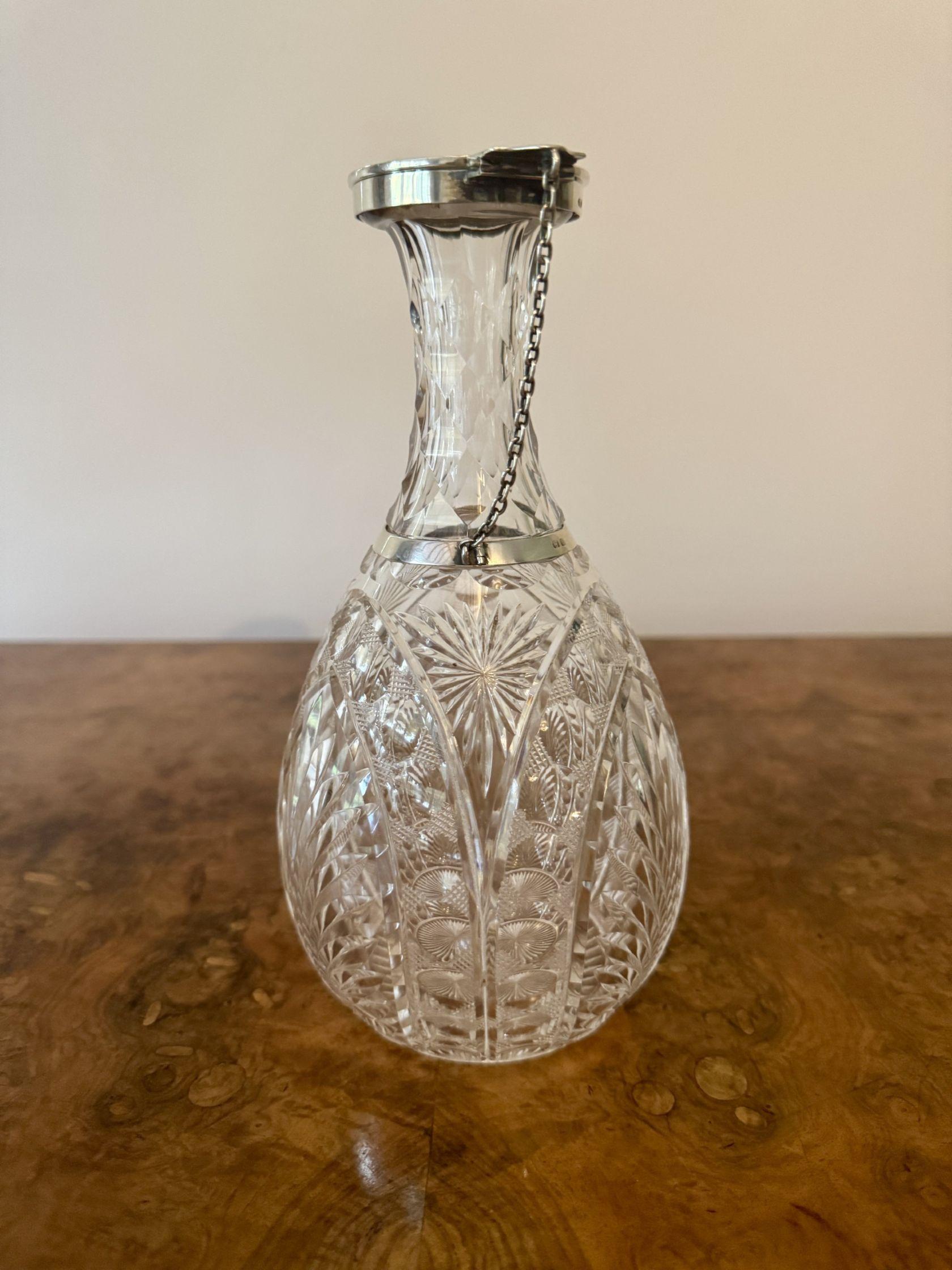 Fantastique carafe à col en argent de l'époque édouardienne, avec un corps bulbeux en cristal taillé de qualité se rétrécissant en un col mince, avec un couvercle à charnière monté et poinçonné en argent avec une chaîne de James Dixon & Sons