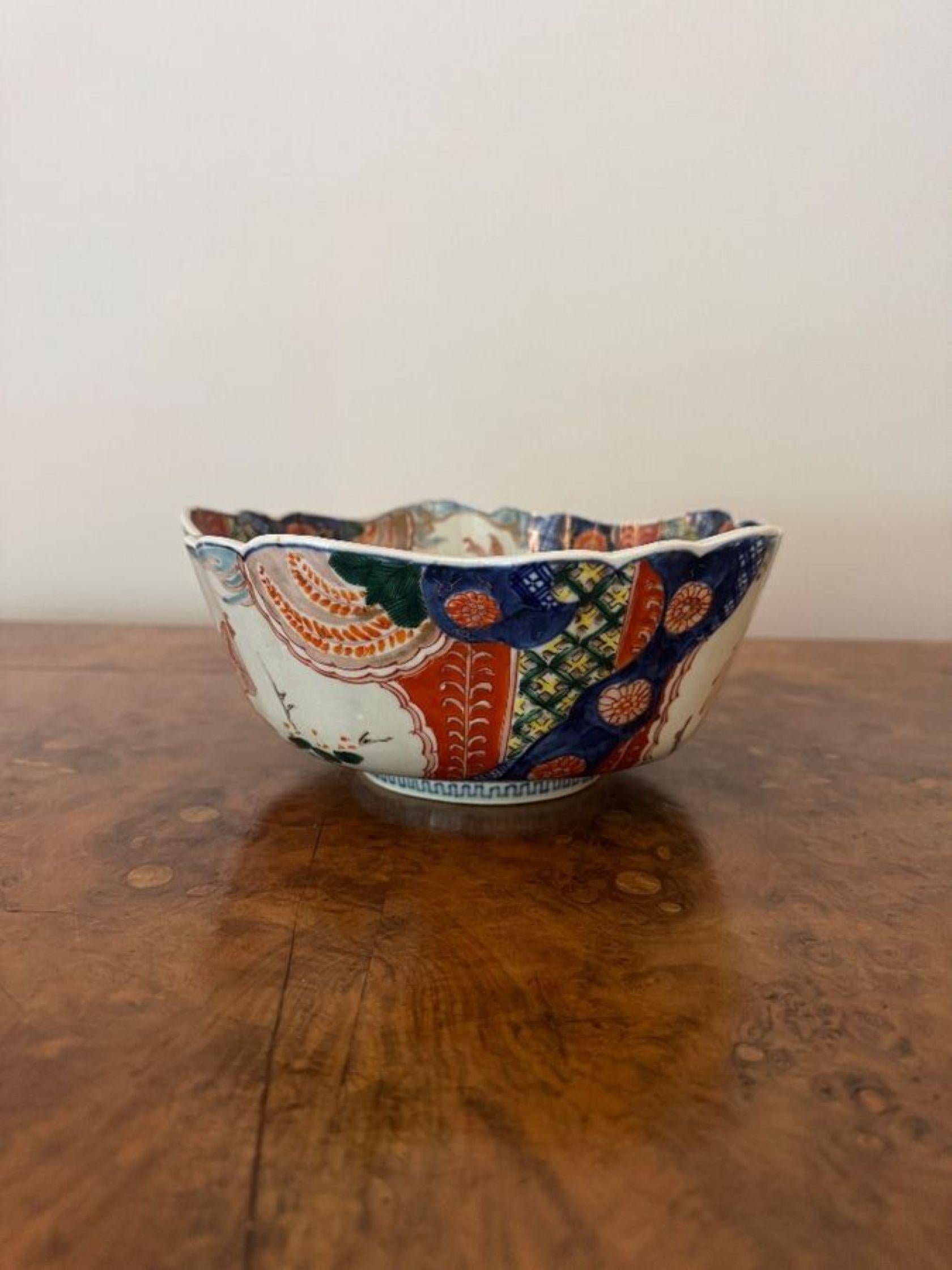 Fantastica ciotola imari giapponese antica di qualità dalla forma insolita con bordo ondulato, decorata all'interno e all'esterno con scene di uccelli, fiori e alberi, dipinta a mano con meravigliosi colori rosso, blu, giallo, verde e bianco. 

D.