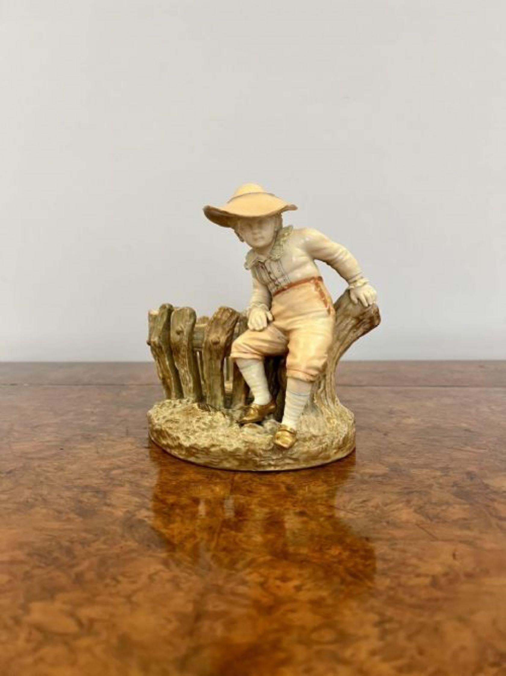 Fantastic quality antique Royal Worcester figure with a basket  In Good Condition For Sale In Ipswich, GB