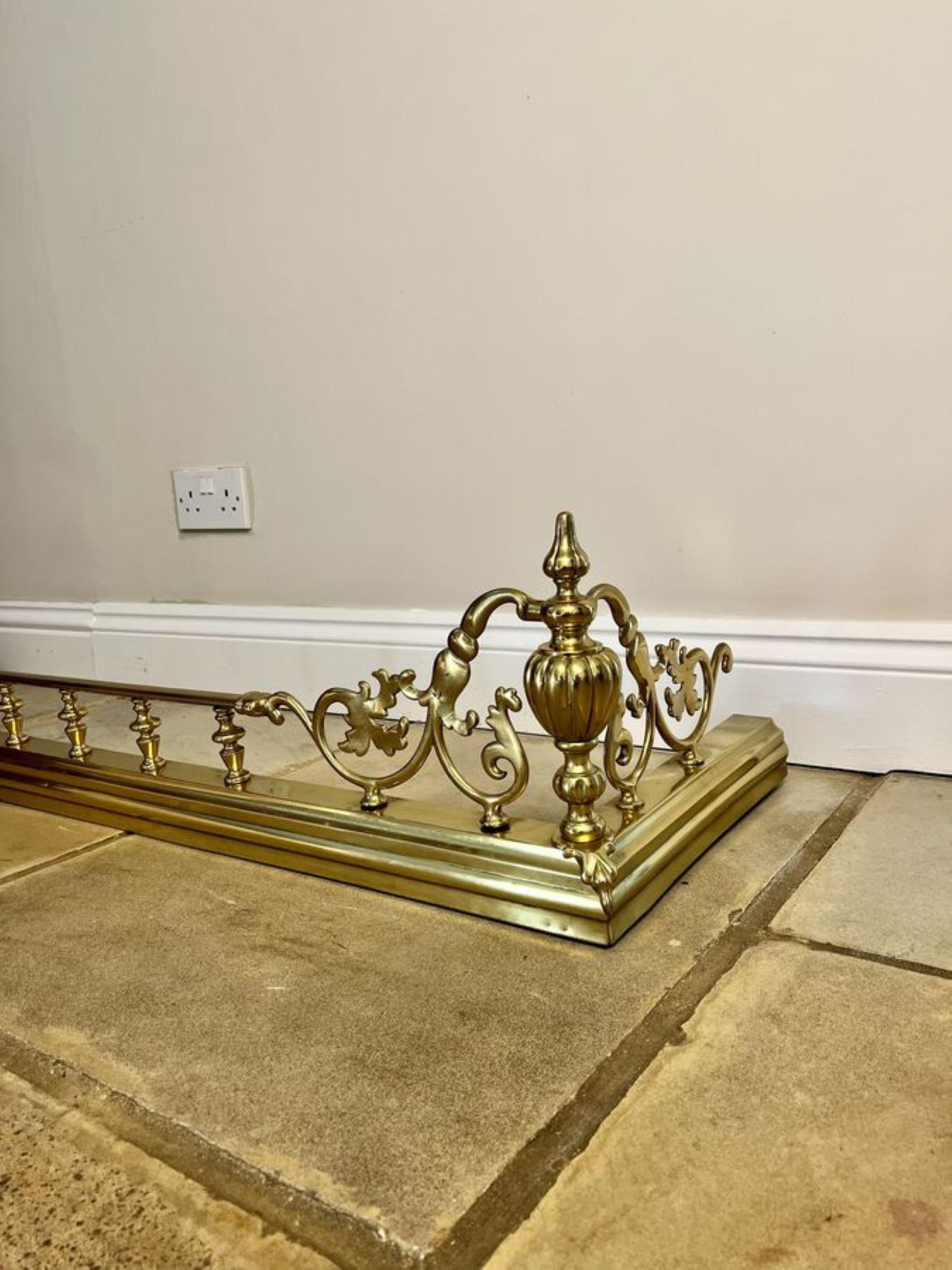 Fantastic quality antique Victorian brass fire fender  In Good Condition For Sale In Ipswich, GB