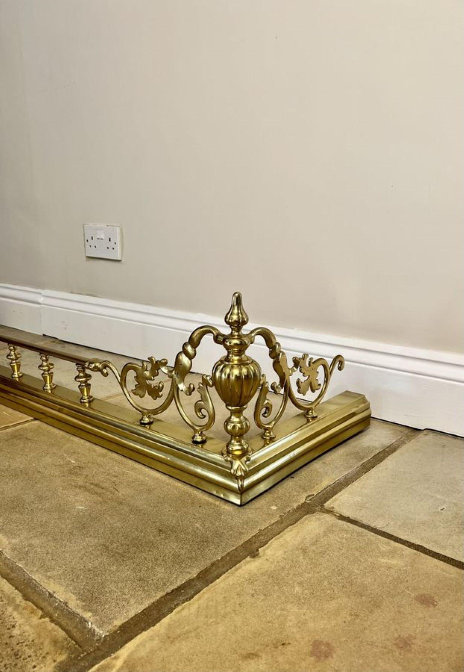 Fantastic quality antique Victorian brass fire fender  For Sale 2