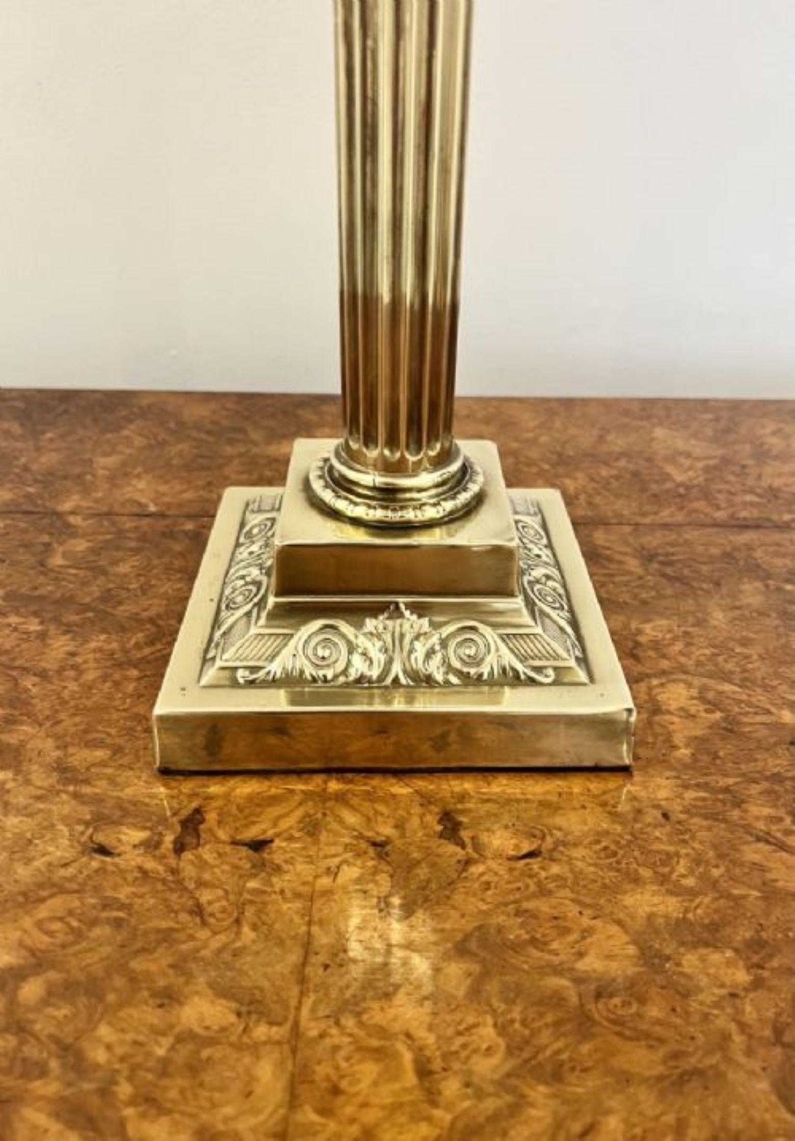 Fantastische Qualität antiken viktorianischen Messing-Öl-Lampe mit einem klaren Glas verziert kugelförmigen Schatten, mit einem Preiselbeere Glas Reservoir auf einem Messing korinthischen Säule unterstützt, auf einem quadratischen abgestuften