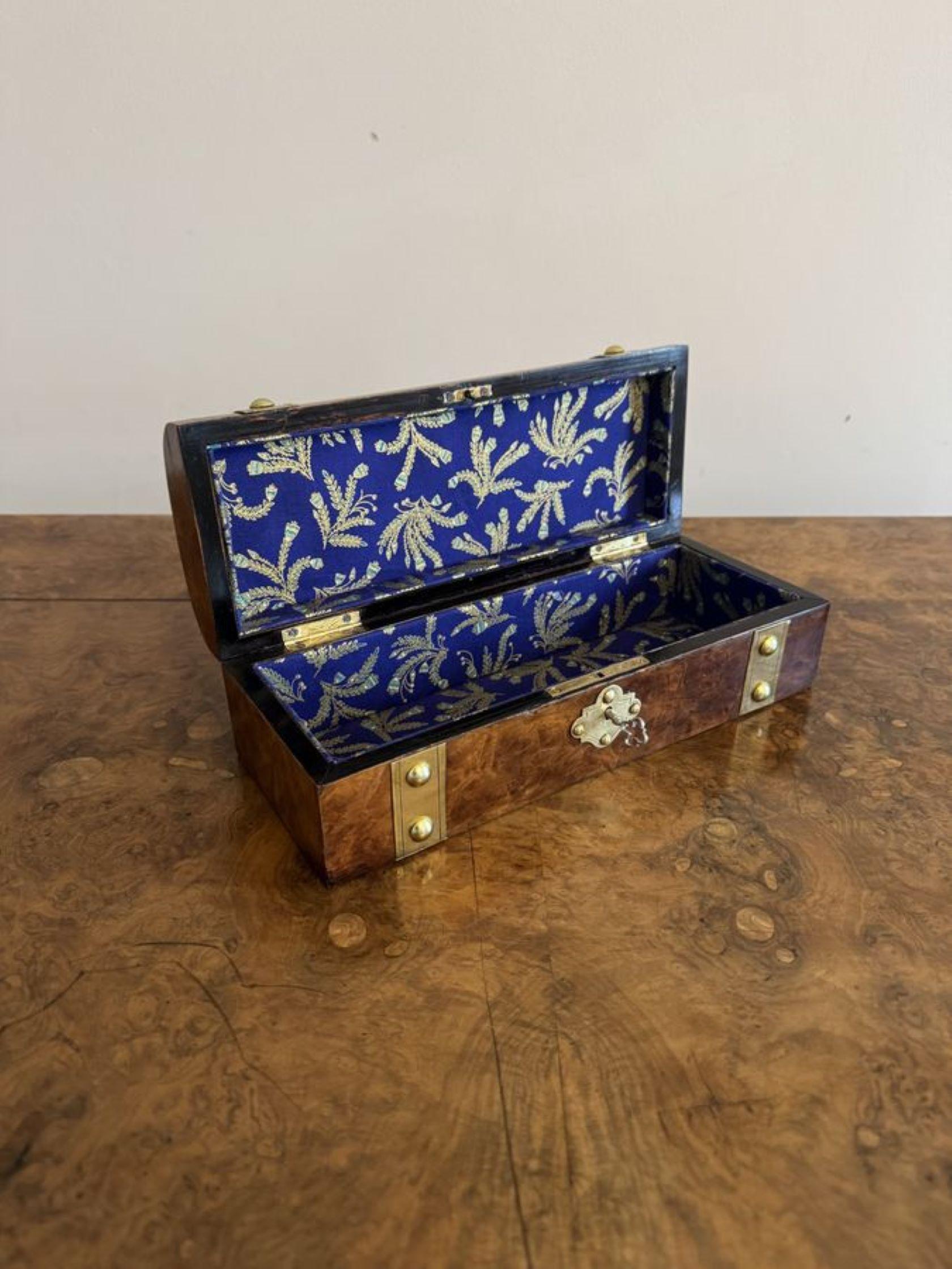 Guantera antigua victoriana de nogal con rebabas y latón de fantástica calidad siglo XIX en venta
