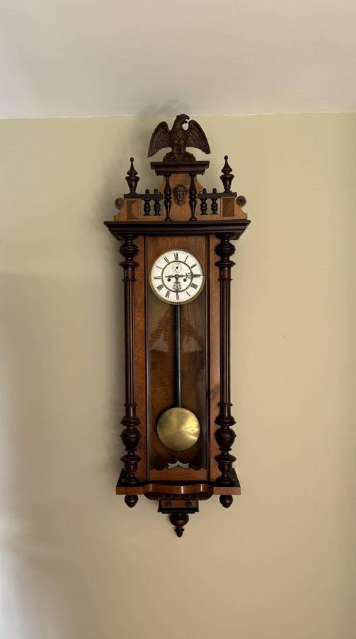 Fantastique horloge murale victorienne en noyer sculpté de qualité, avec un boîtier en noyer sculpté de qualité avec des colonnes tournées et cannelées, avec toutes les finitions d'origine, un fantastique sommet en forme terminé par un aigle sculpté