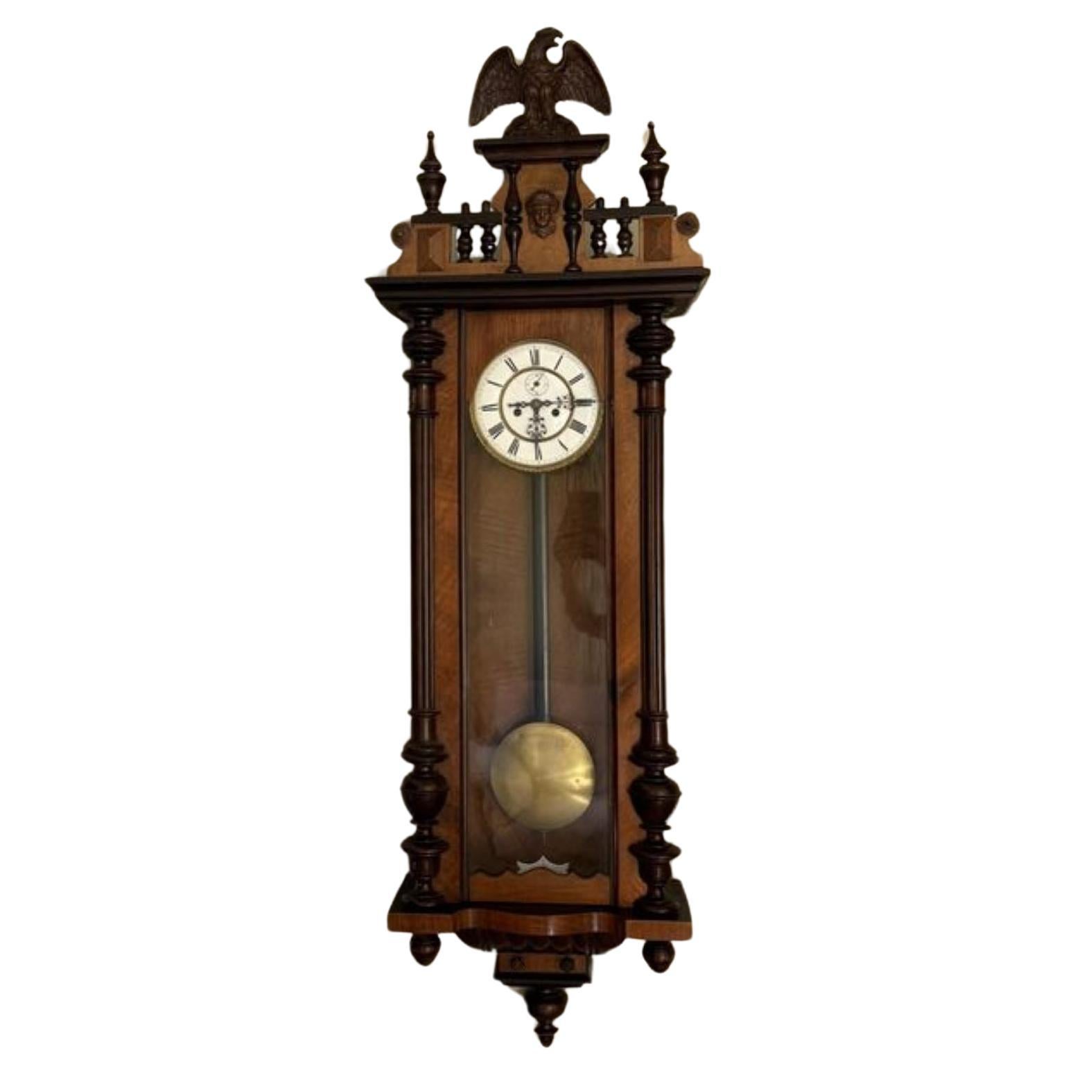 Horloge murale de Vienne en noyer sculpté de l'époque victorienne, d'une qualité exceptionnelle.  en vente