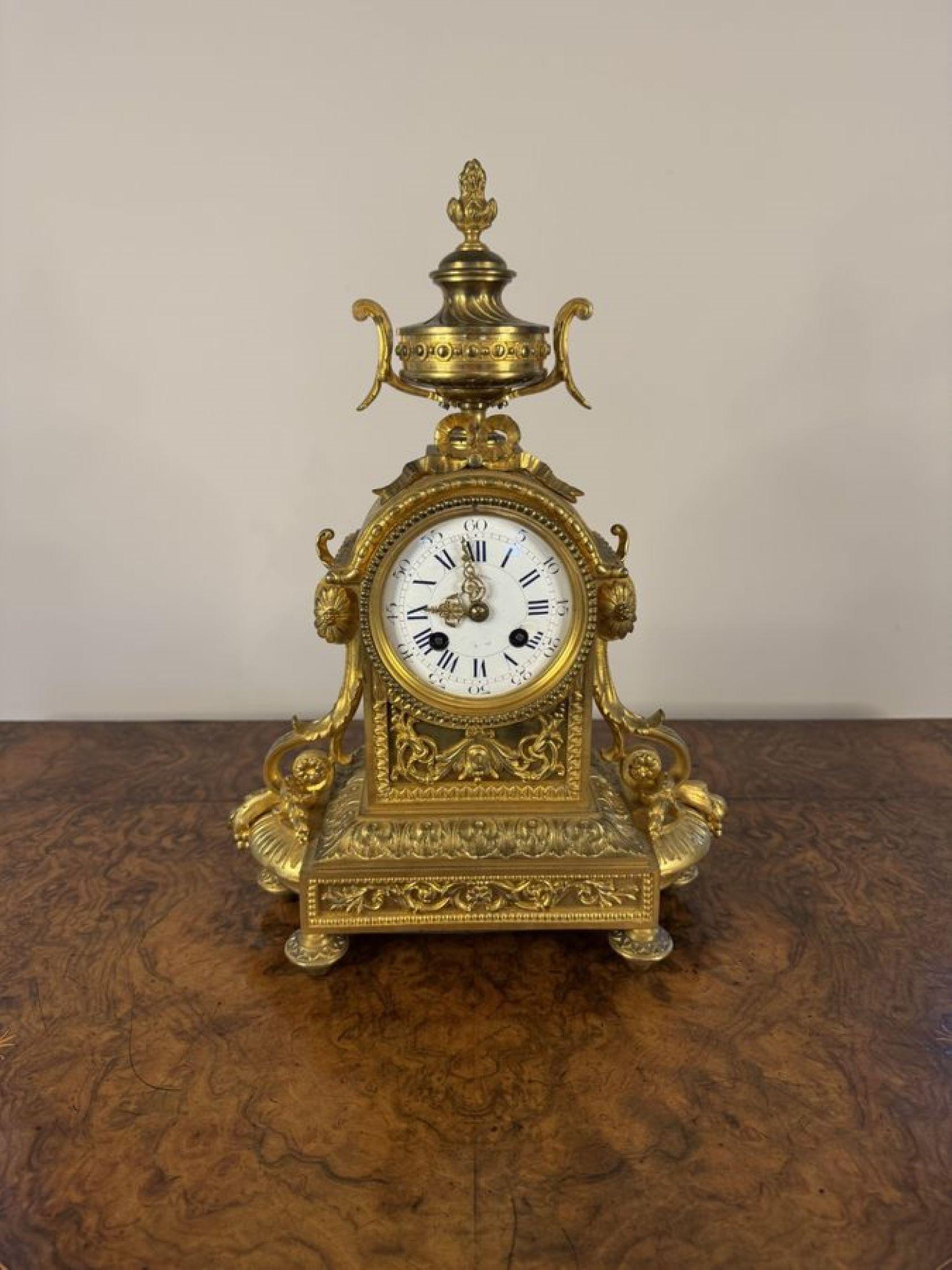 Fantástico reloj de chimenea francés victoriano antiguo de calidad, con movimiento francés de ocho días que suena con la campana, esfera circular esmaltada en el centro con números romanos y arábigos en azul y agujas originales, caja ornamentada de