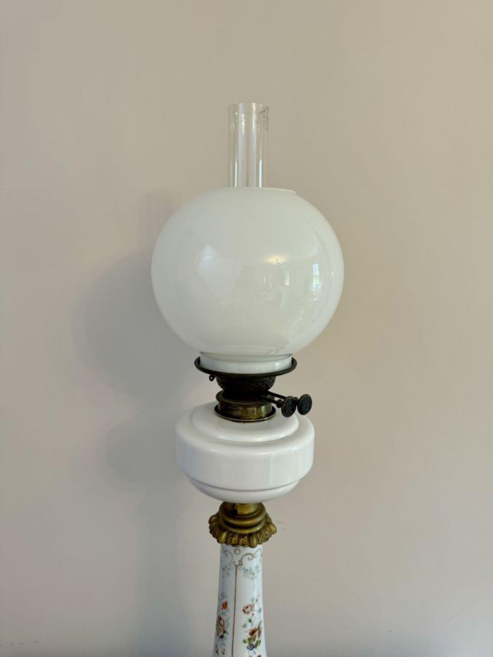 Céramique Fantastique lampe à huile victorienne ancienne de qualité  en vente