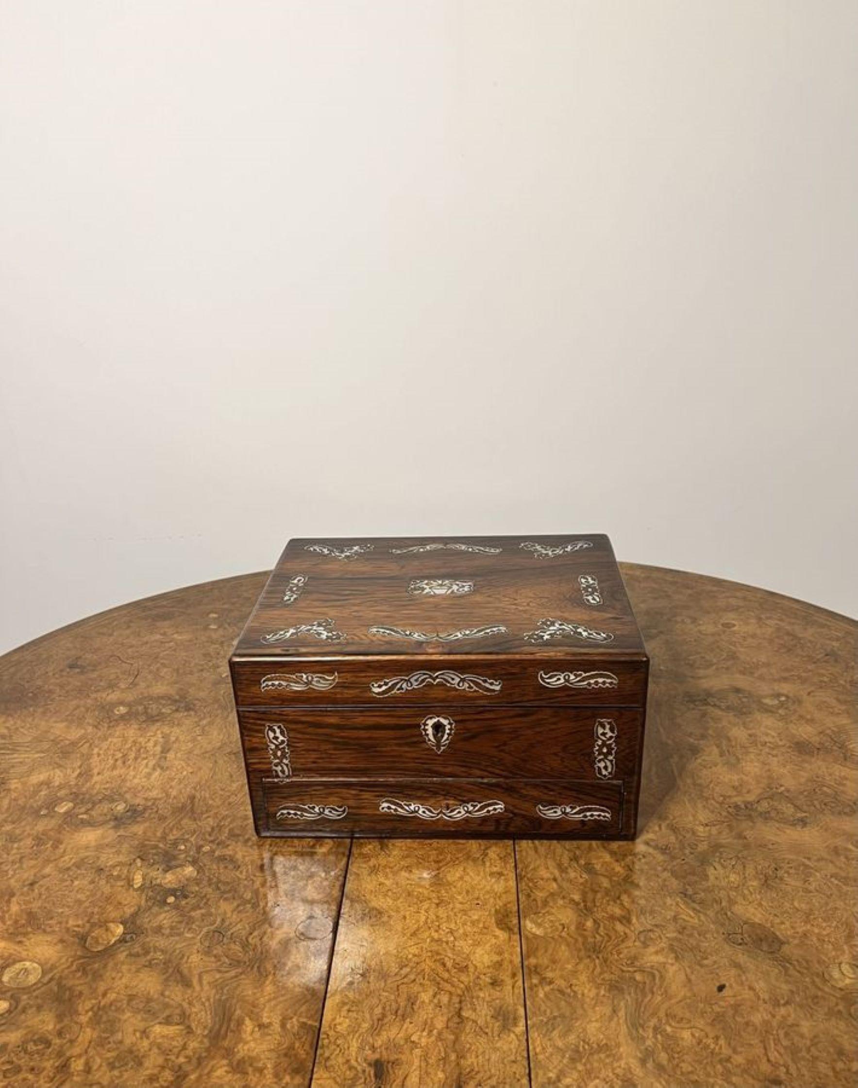 Antike viktorianische Schachtel aus Rosenholz und Perlmutt mit Intarsien in fantastischer Qualität (19. Jahrhundert) im Angebot