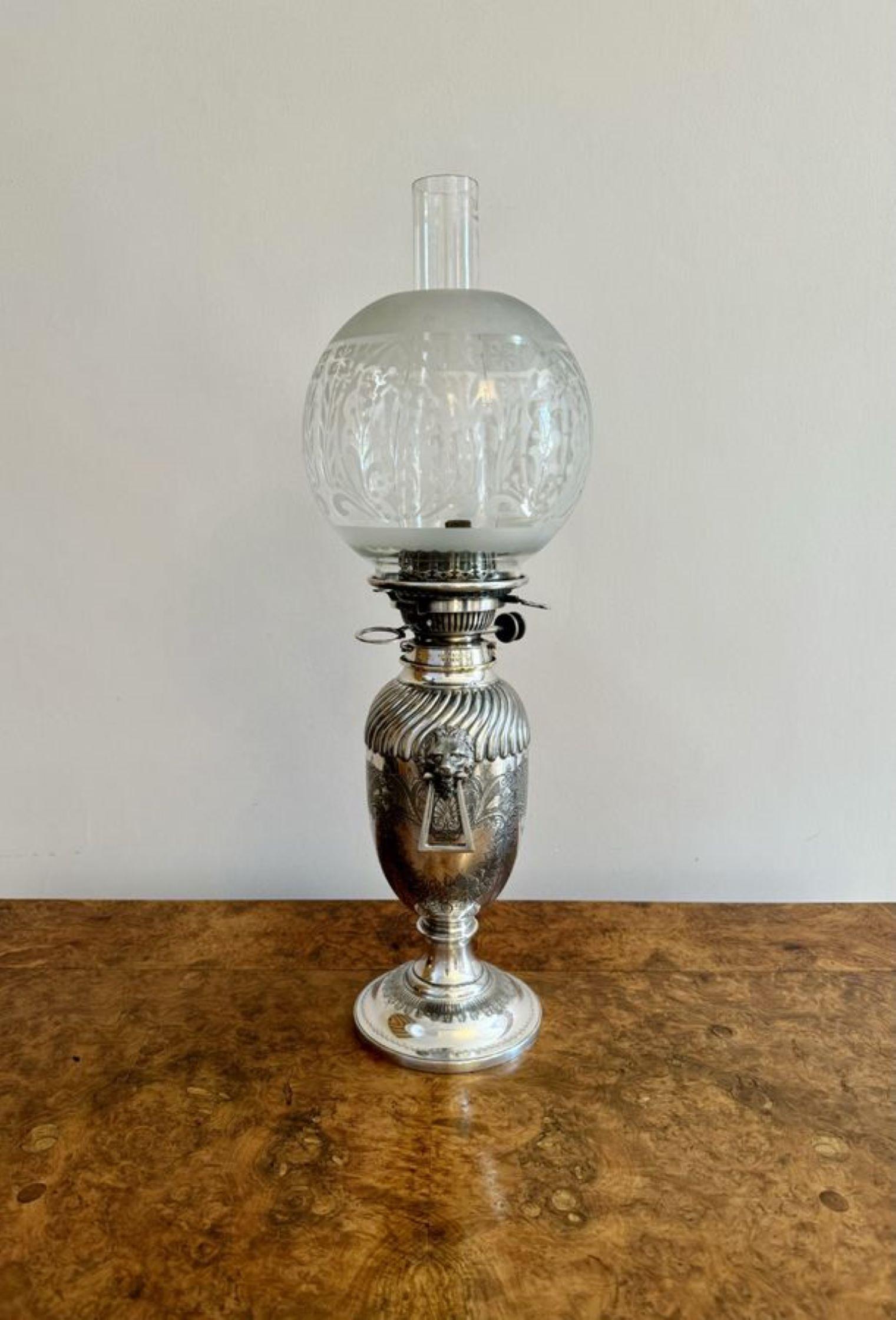 Fantastique lampe à huile victorienne ancienne en forme d'urne en métal argenté Bon état - En vente à Ipswich, GB