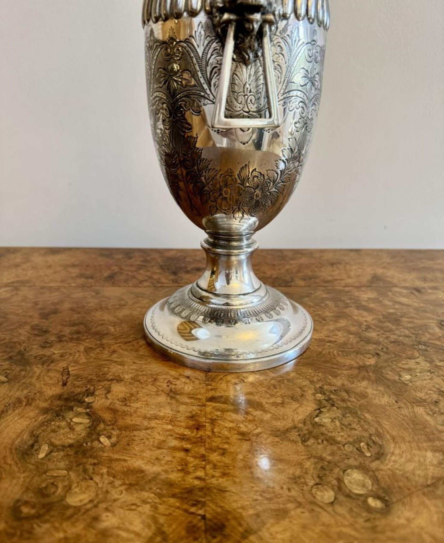 XIXe siècle Fantastique lampe à huile victorienne ancienne en forme d'urne en métal argenté en vente