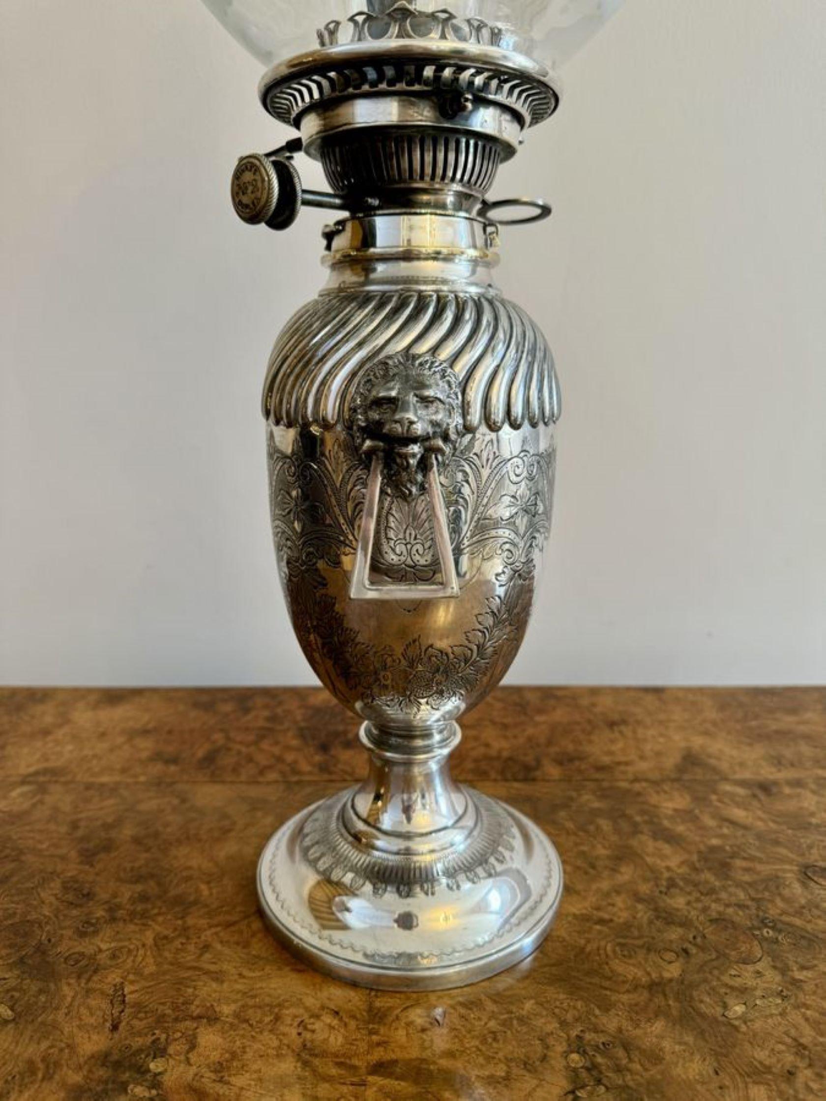 Plaqué argent Fantastique lampe à huile victorienne ancienne en forme d'urne en métal argenté en vente