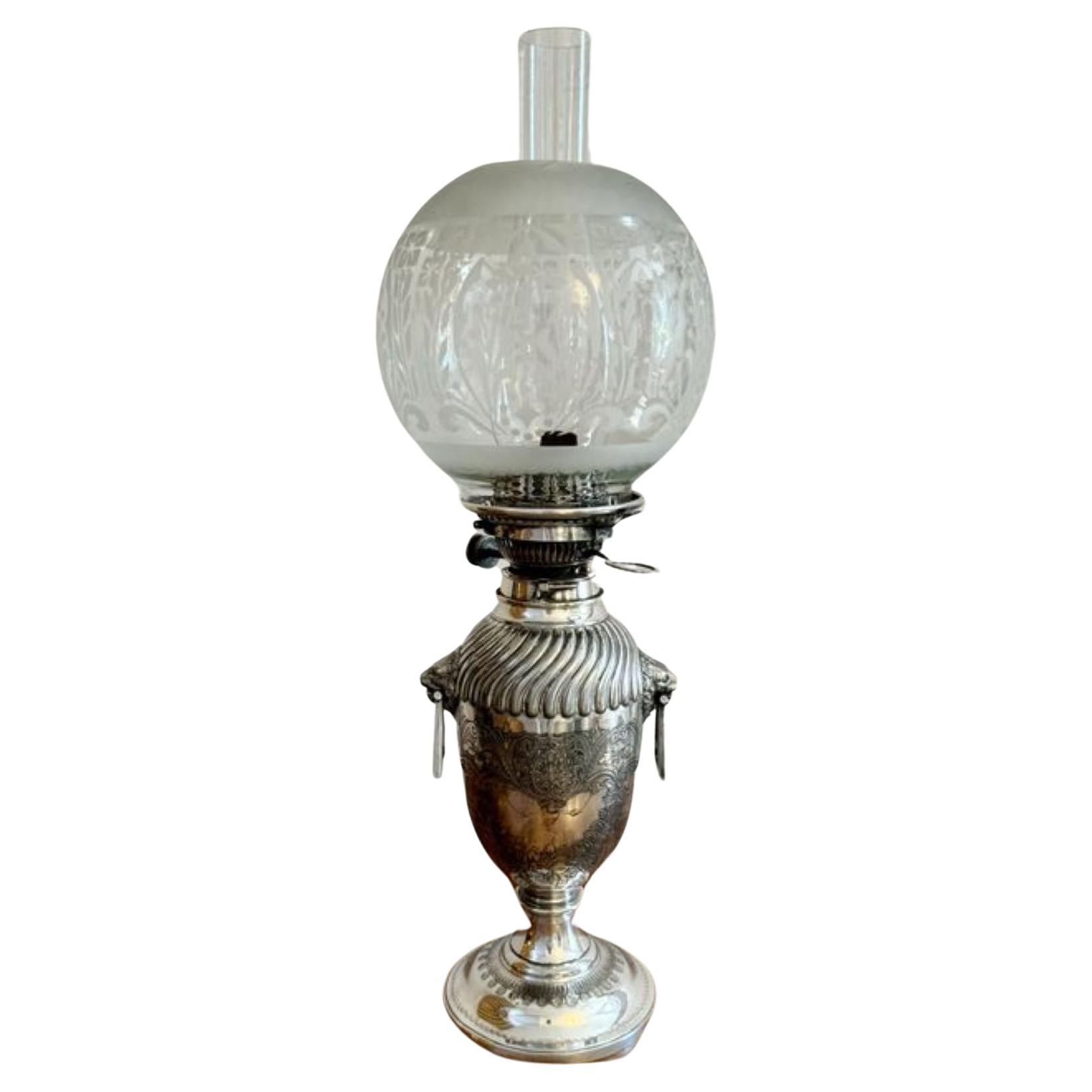 Fantastique lampe à huile victorienne ancienne en forme d'urne en métal argenté en vente