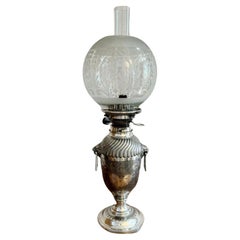 Fantástica lámpara de aceite victoriana antigua de calidad bañada en plata con forma de urna