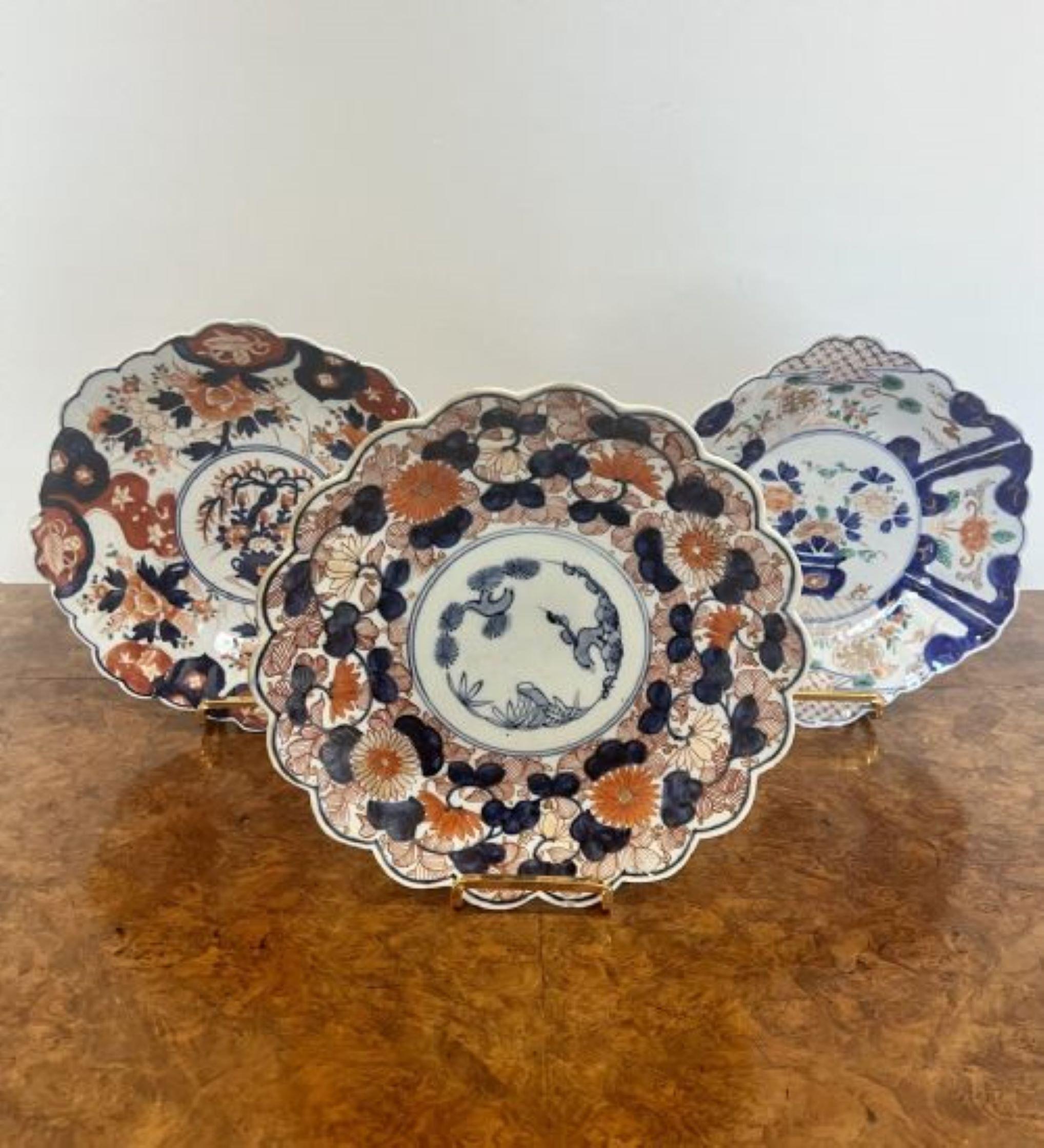 Fantastic quality collection of three Japanese scalloped shaped imari plates In Good Condition In Ipswich, GB