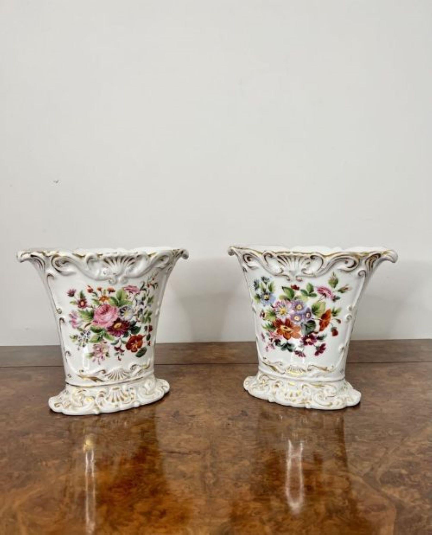Fantastische Qualitätsgarnitur von drei französischen Vasen aus dem 19. Jahrhundert (Keramik) im Angebot