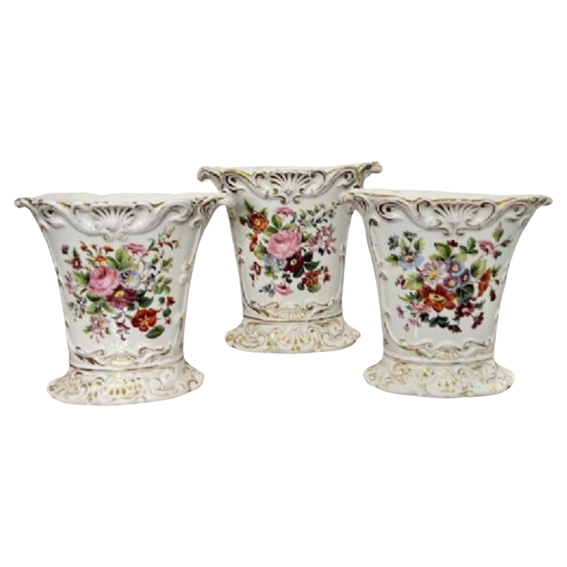 Fantastische Qualitätsgarnitur von drei französischen Vasen aus dem 19. Jahrhundert im Angebot