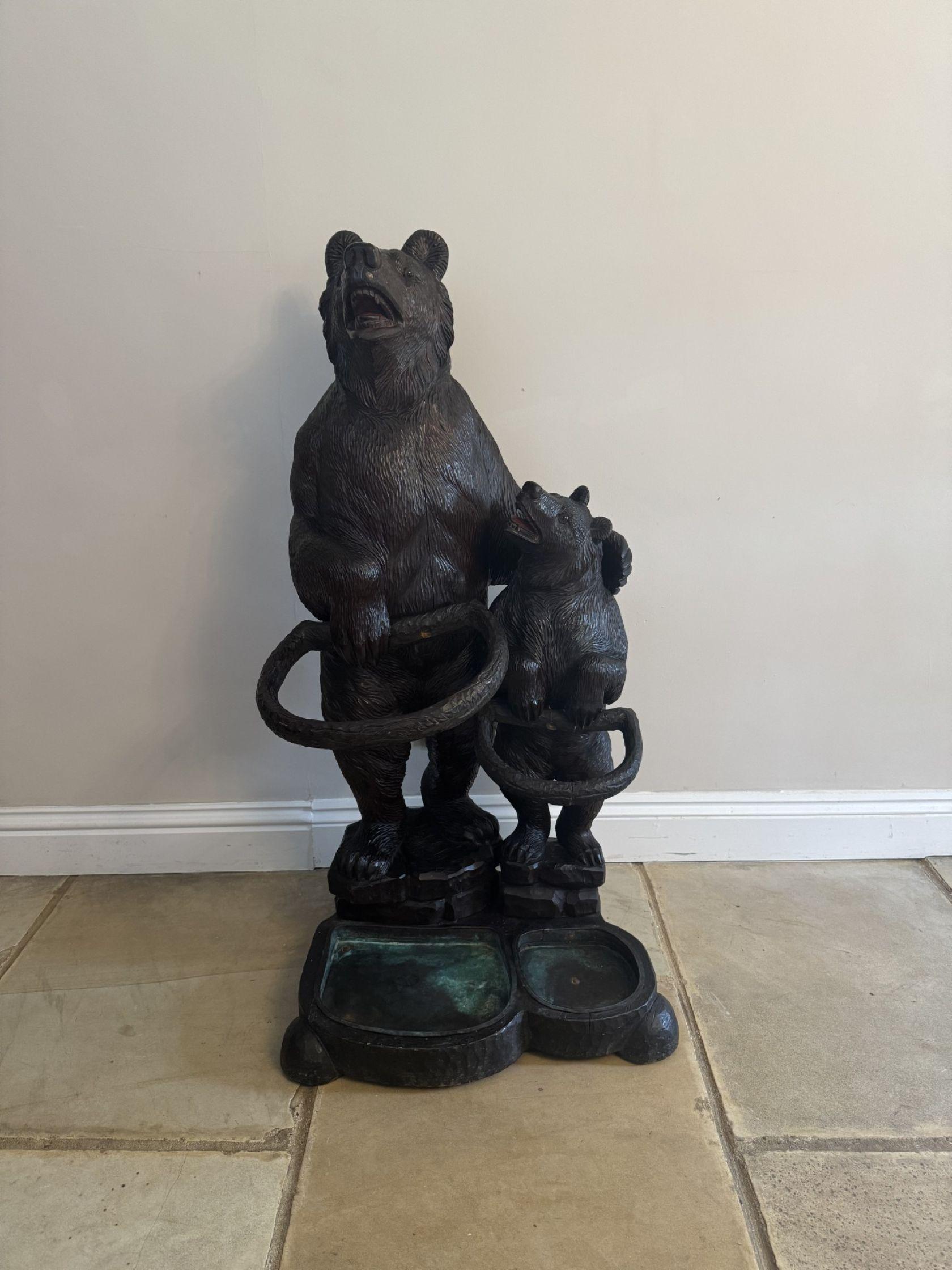 Stand double pour ours ancien sculpté de Black Forest de qualité fantastique en vente 4