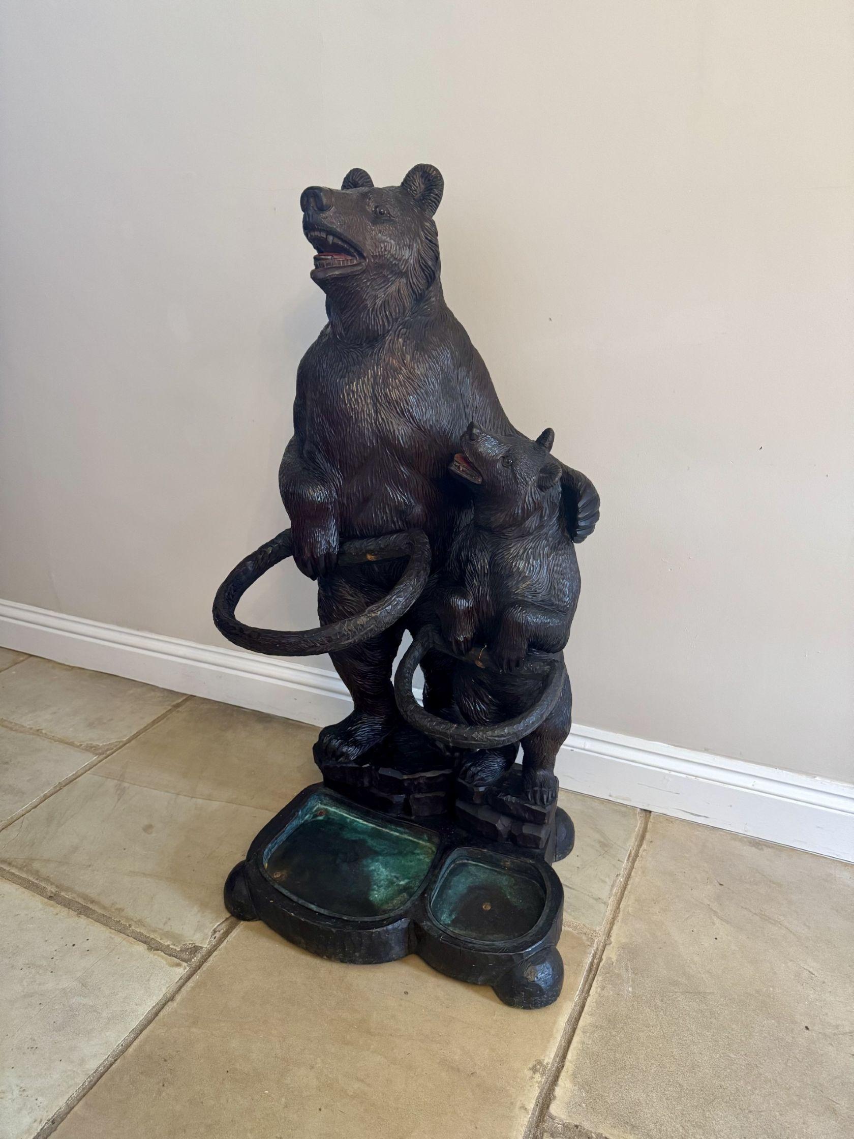 Magnifique support pour ours sculpté de la Forêt Noire, présentant un grand et un petit ours sculptés avec de grandes expressions, des bouches ouvertes et des yeux en verre d'origine, debout sur des rochers sculptés avec deux branches sculptées pour