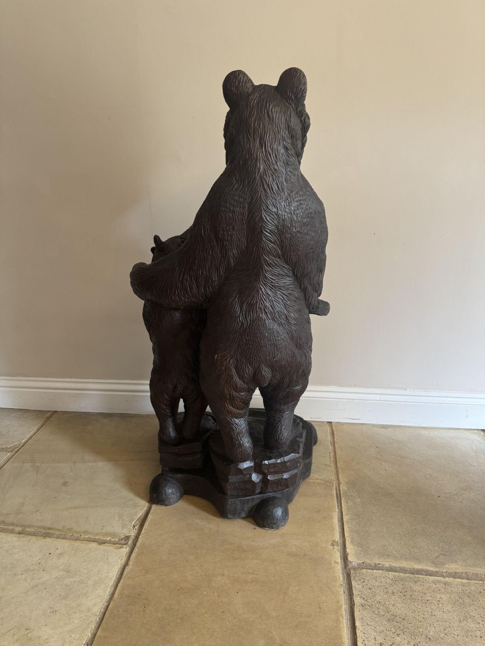 Sculpté Stand double pour ours ancien sculpté de Black Forest de qualité fantastique en vente