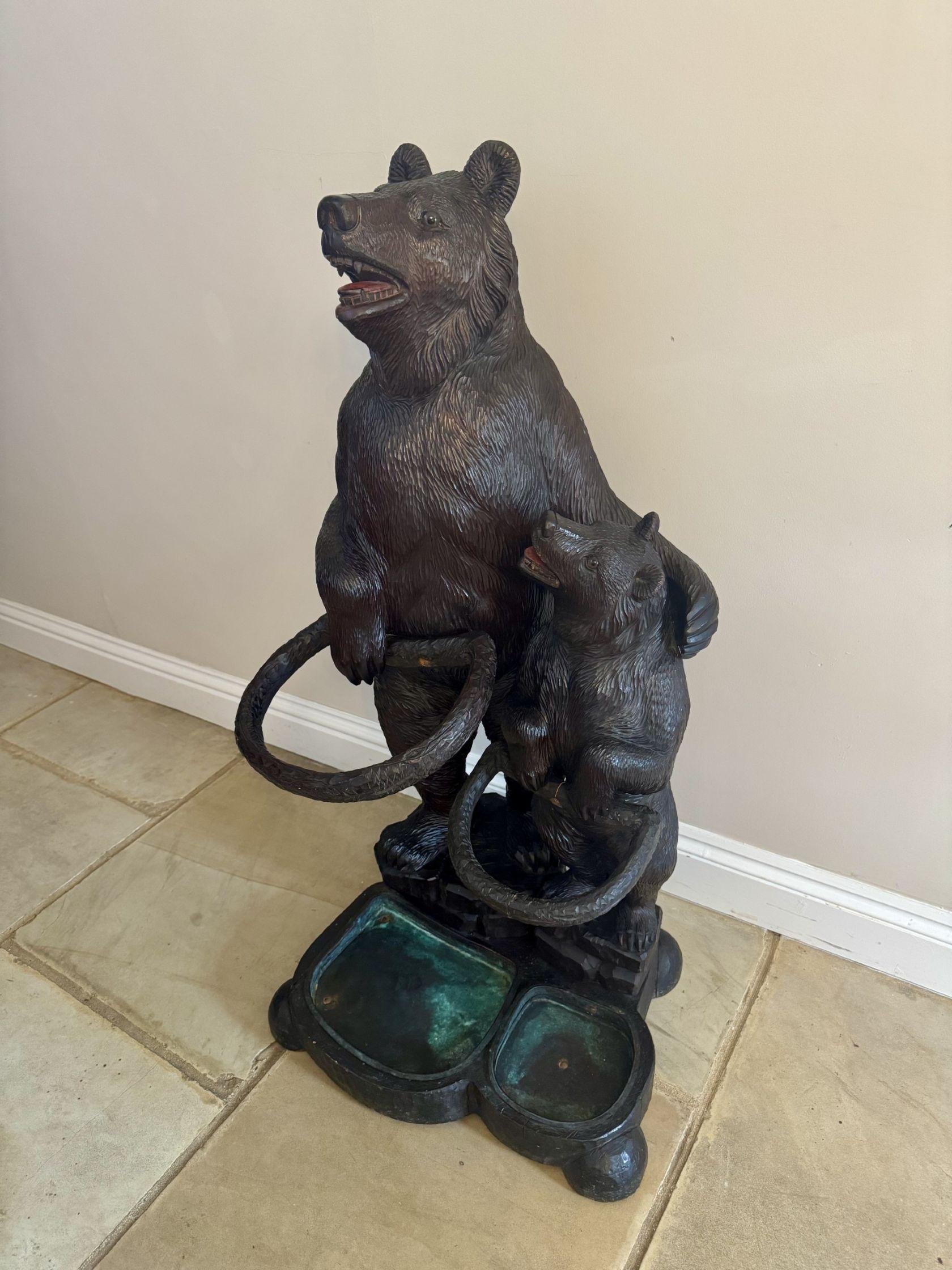 XIXe siècle Stand double pour ours ancien sculpté de Black Forest de qualité fantastique en vente