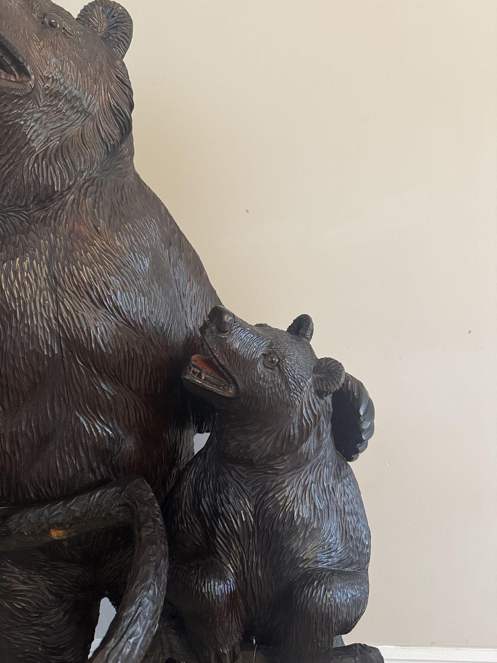 Noyer Stand double pour ours ancien sculpté de Black Forest de qualité fantastique en vente