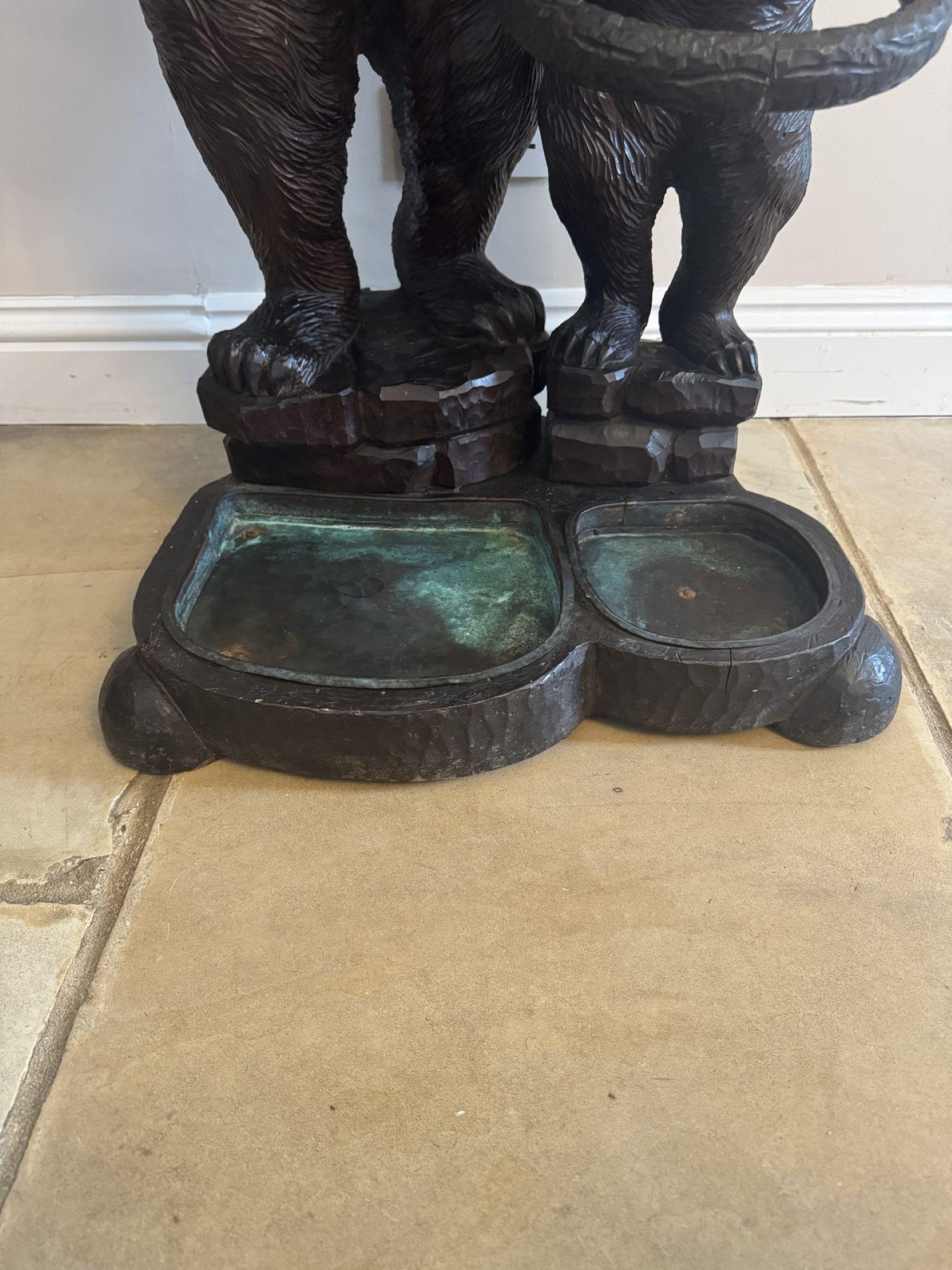 Stand double pour ours ancien sculpté de Black Forest de qualité fantastique en vente 1