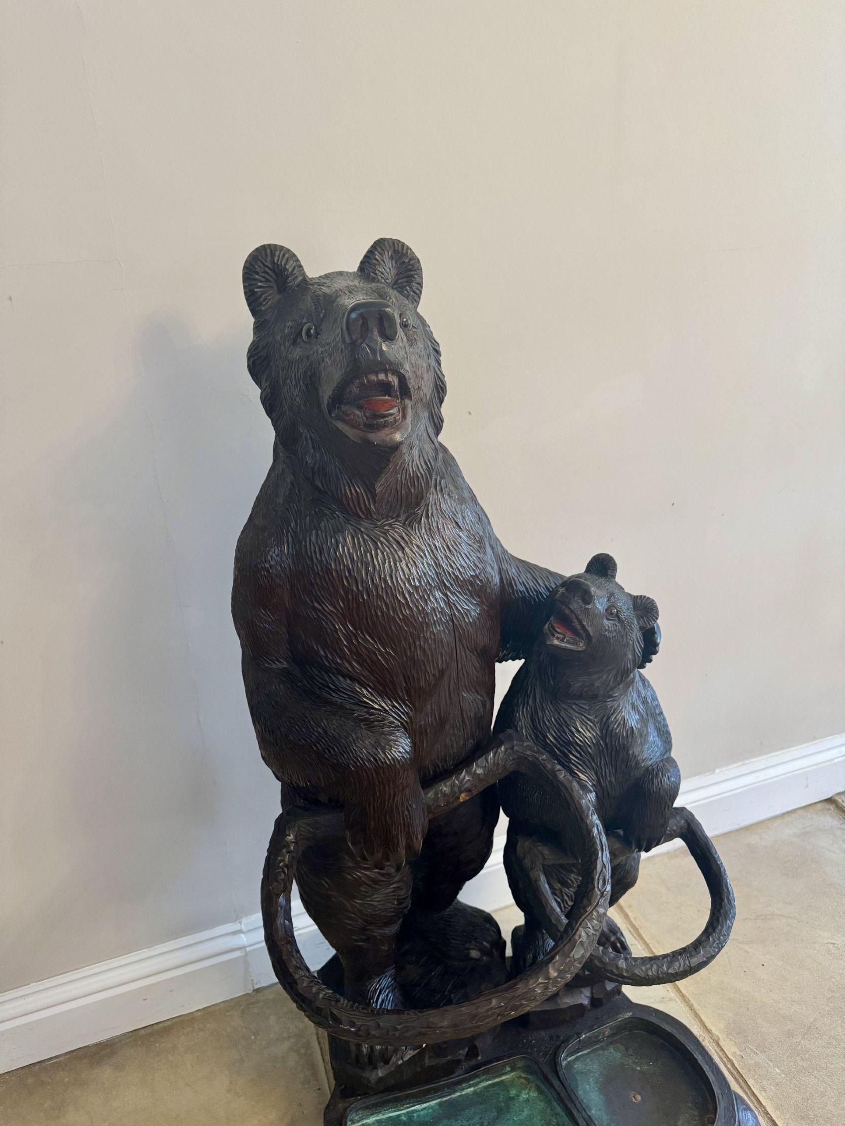 Stand double pour ours ancien sculpté de Black Forest de qualité fantastique en vente 2