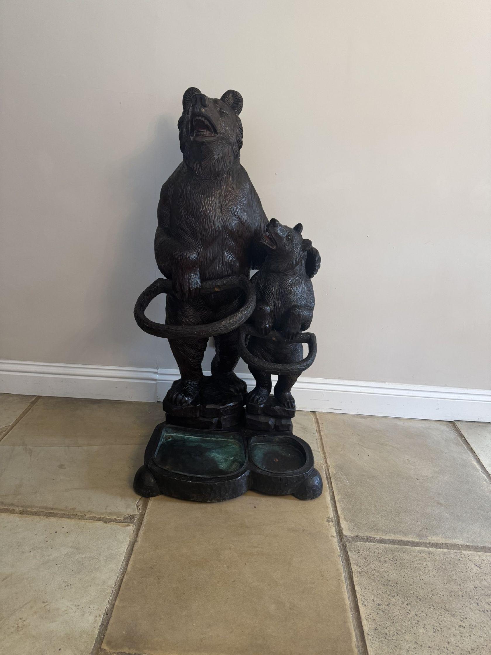 Stand double pour ours ancien sculpté de Black Forest de qualité fantastique en vente 3