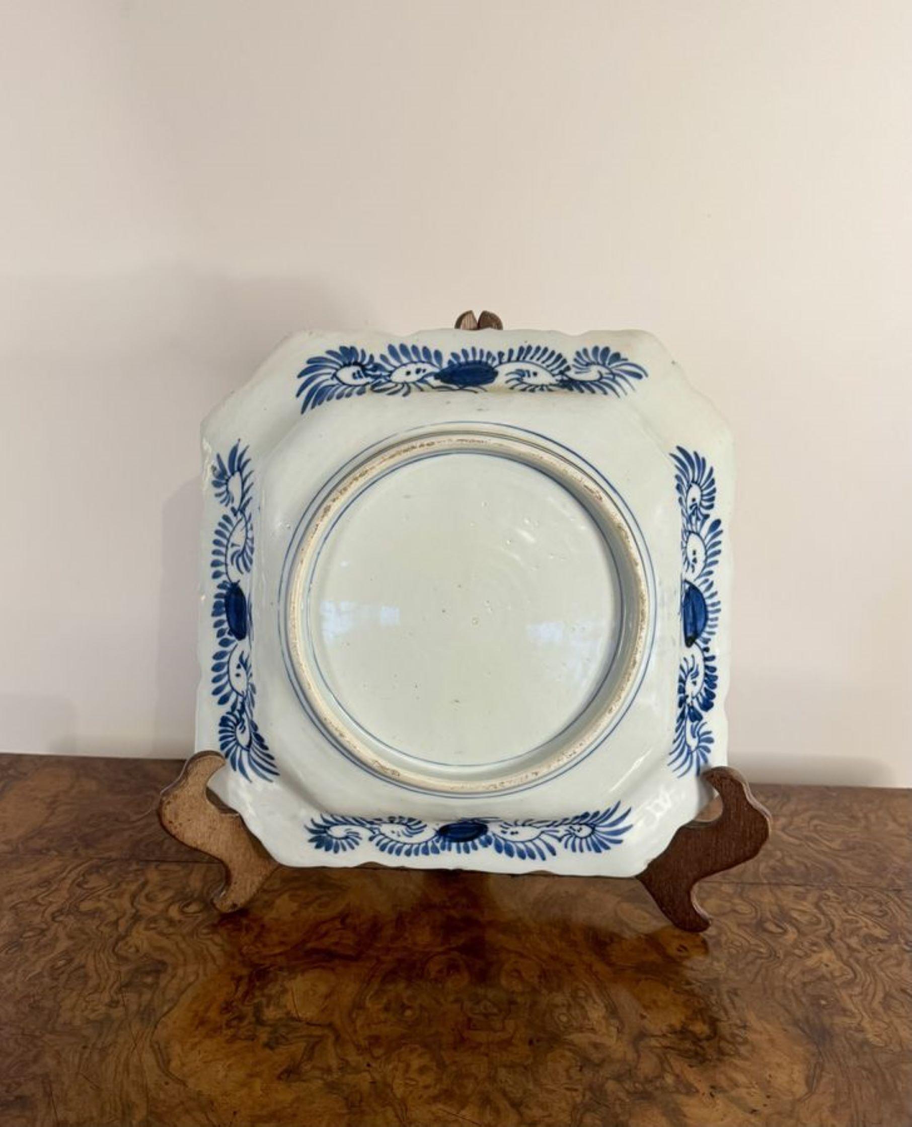 Fantastique assiette japonaise imari carrée de grande qualité, avec un bord festonné et des panneaux peints à la main, avec un vase de fleurs et de feuilles au centre, peints à la main dans de merveilleuses couleurs rouge, bleu, vert et blanc. 

D.
