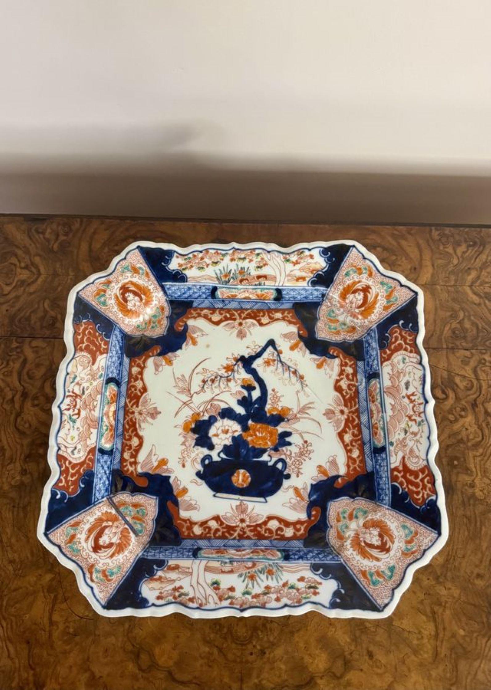 Fantastique grande assiette carrée japonaise ancienne en imari Bon état - En vente à Ipswich, GB