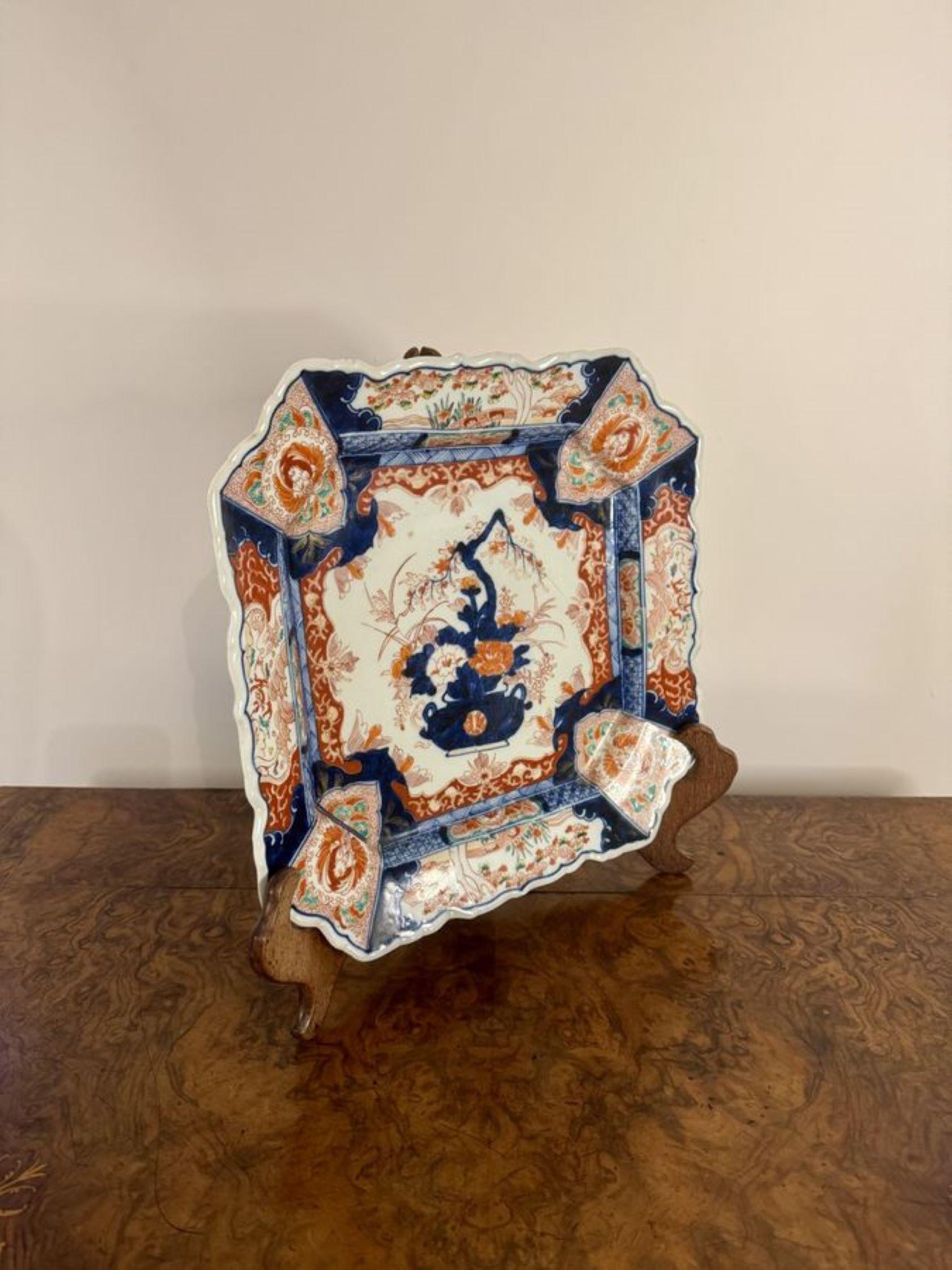 20ième siècle Fantastique grande assiette carrée japonaise ancienne en imari en vente
