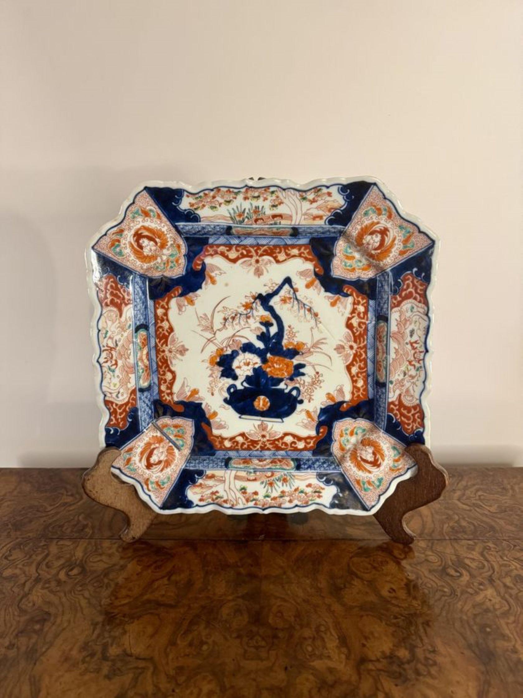 Céramique Fantastique grande assiette carrée japonaise ancienne en imari en vente