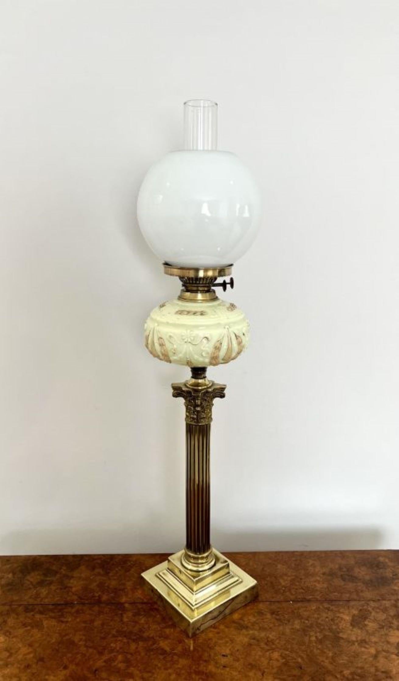 Victorien Fantastique grande lampe à huile victorienne ancienne en laiton  en vente