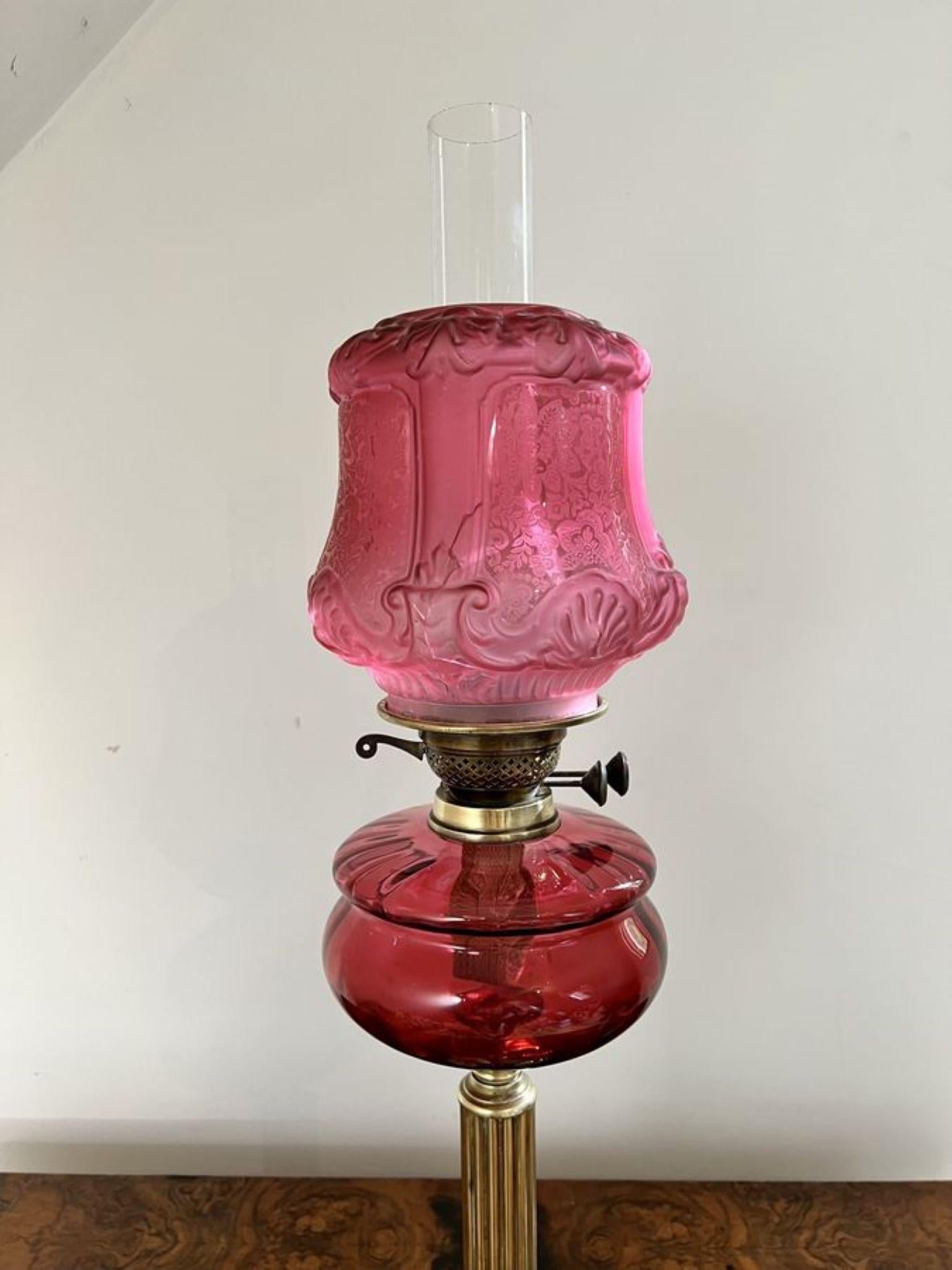 Fantastique lampe à huile victorienne ancienne en verre canneberge et laiton Bon état à Ipswich, GB