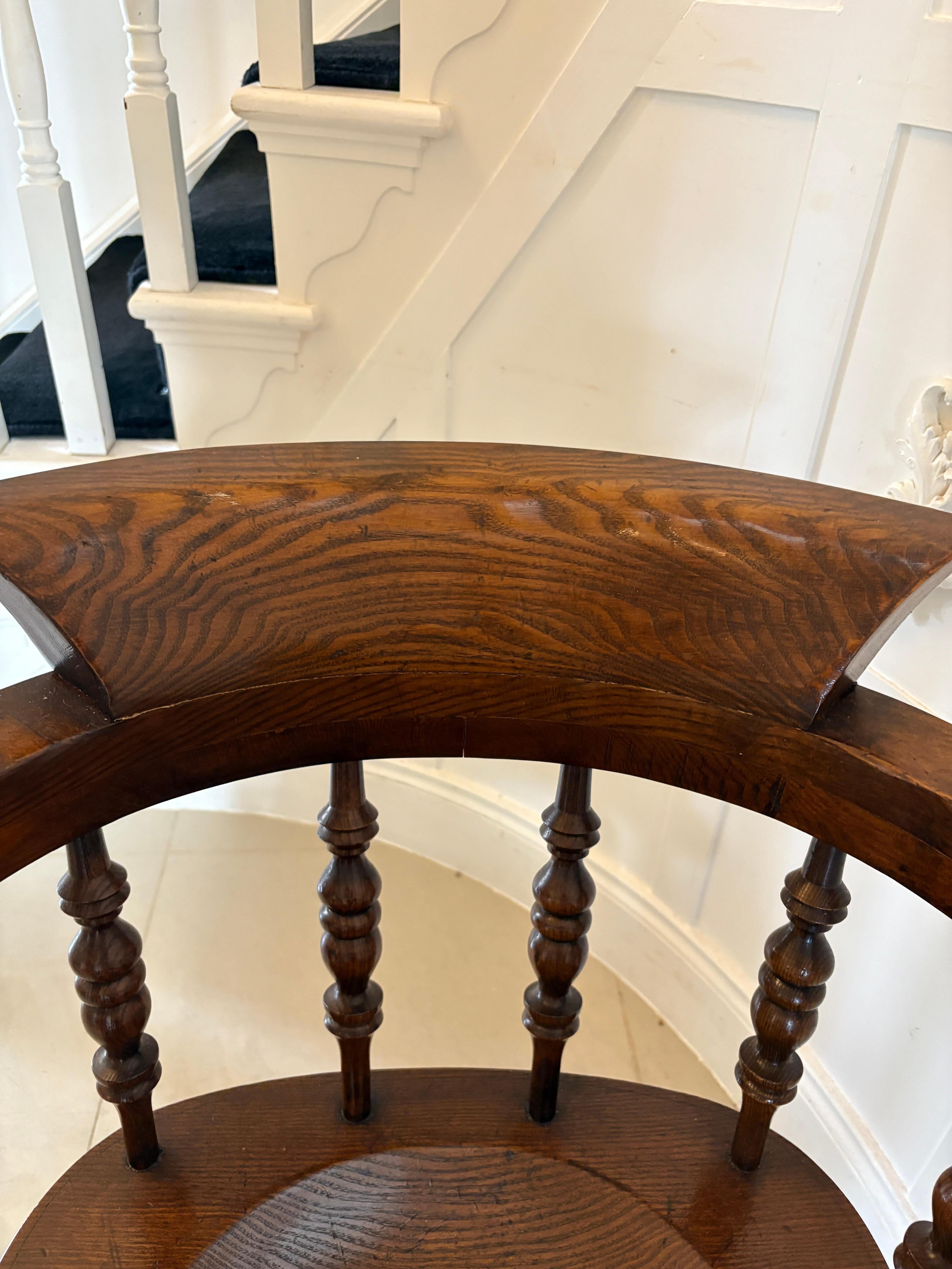 Fantastique paire de fauteuils à arc de fumeur victoriens anciens, de qualité, avec un dossier et des accoudoirs en forme de volutes et des supports de colonne tournés, des sièges en chêne reposant sur des pieds en chêne tournés et des brancards